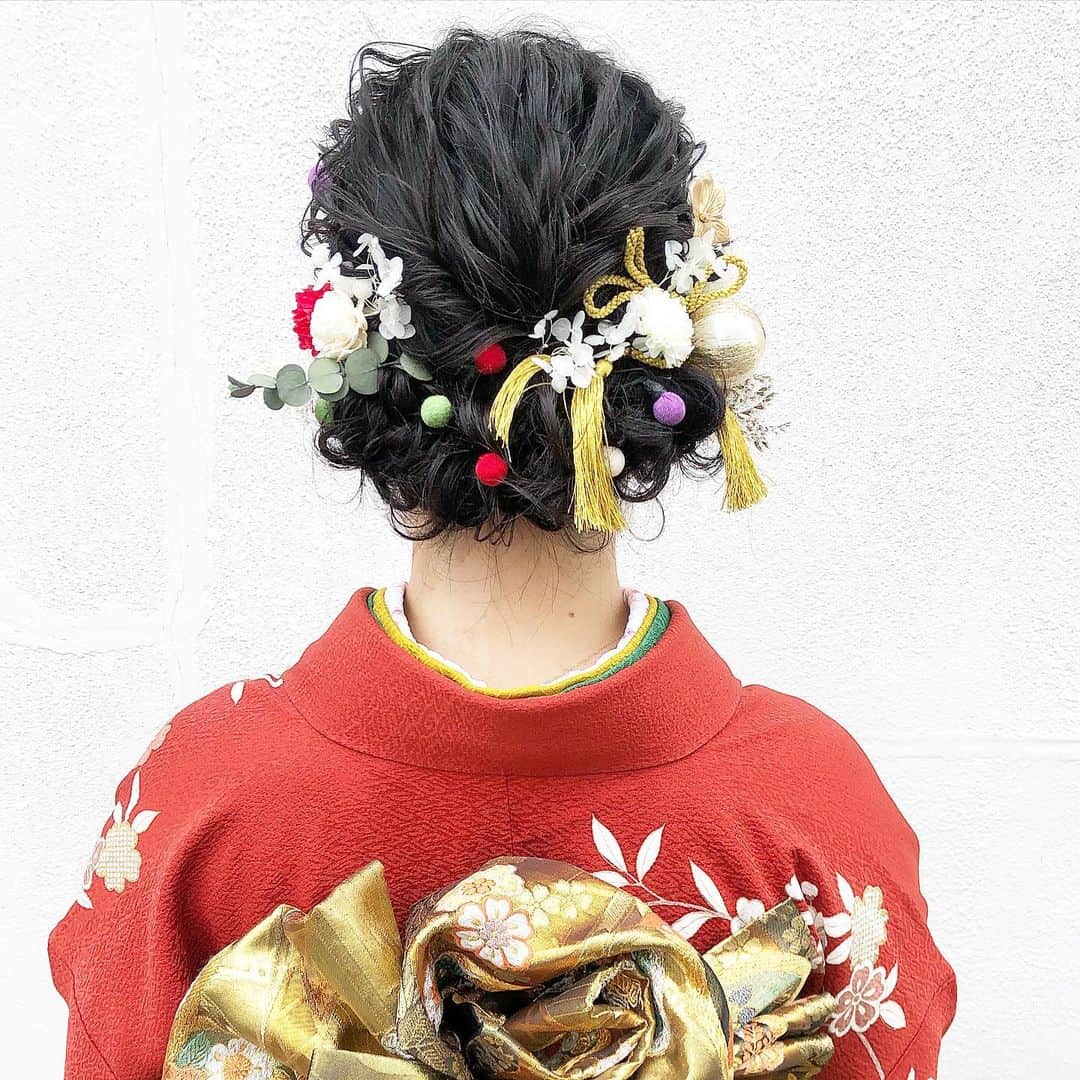 のインスタグラム：「成人式。。。 . 高校生から担当してるひなのちゃん♡♡♡ . 今回は、セットとメイクさせてもらいました♡♡ . お母さんのおさがりの髪飾りのボンボンが可愛すぎて。。。 . いつもありがとう♡♡」