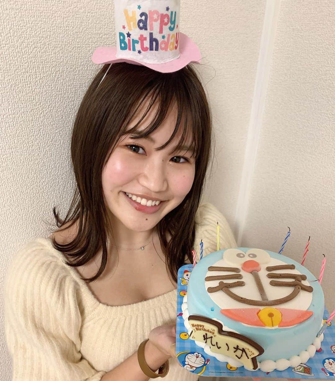 大関れいかのインスタグラム：「. 24歳になりやした！！ 幸せな日☺️❤️ なによりも親からの手紙がほんとに 号泣だった(14日のラジオ参照) 手紙ってめっちゃ嬉しいねぇ 周りのみんなに恵まれてる私。 産んでくれたお母さんに感謝😢 私をこの世に産み落としてくれてありがとう、だ！！ いつも応援してくれるみんなにもほんとに感謝。 ありがとーーー！！🥺 24歳の大関もみんなよろしく🐻‍❄️」