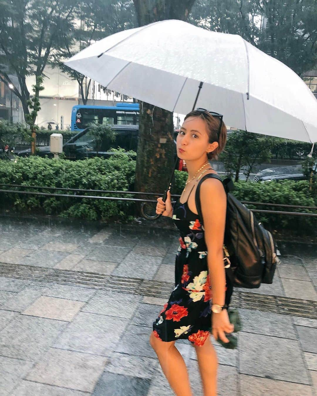 Julia Castroさんのインスタグラム写真 - (Julia CastroInstagram)「2年半前の8月。 大雨&雷の中、動画を撮ってたのを覚えてる☔️💦💦 時間が過ぎるのは早いもので、この写真を撮ったのも昨日みたいなのにもう2年半も前！ 今年も一瞬一瞬を大切にしてやりたい事を一つずつ叶えていきたいなー🌬 皆んなは今年、何を叶えたい？  話がちょっと変わるけど、最近 @rizeclinic に通ってるの🧚🏻‍♀️ 医療脱毛だからめちゃくちゃ期待してる。 脱毛に関して質問とかあったら答えていくね🧚🏻‍♀️ . #2yearsago  #2018summer #summer #2018 #summerdress  #dress #shorthair #shorthairgirl  #ootd #outfit #outfitoftheday  #summerfashion #umbrella #tokyo #表参道 #大雨 #傘 #ショートヘアー #変顔 #ワンピース #夏服 #夏ファッション #思い出 #写真 #YouTubeも載せたので見てね」1月16日 22時22分 - julia.c.0209