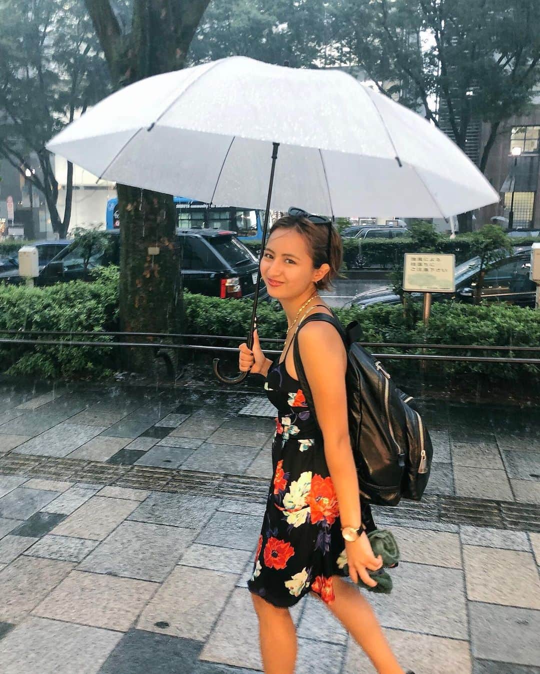Julia Castroさんのインスタグラム写真 - (Julia CastroInstagram)「2年半前の8月。 大雨&雷の中、動画を撮ってたのを覚えてる☔️💦💦 時間が過ぎるのは早いもので、この写真を撮ったのも昨日みたいなのにもう2年半も前！ 今年も一瞬一瞬を大切にしてやりたい事を一つずつ叶えていきたいなー🌬 皆んなは今年、何を叶えたい？  話がちょっと変わるけど、最近 @rizeclinic に通ってるの🧚🏻‍♀️ 医療脱毛だからめちゃくちゃ期待してる。 脱毛に関して質問とかあったら答えていくね🧚🏻‍♀️ . #2yearsago  #2018summer #summer #2018 #summerdress  #dress #shorthair #shorthairgirl  #ootd #outfit #outfitoftheday  #summerfashion #umbrella #tokyo #表参道 #大雨 #傘 #ショートヘアー #変顔 #ワンピース #夏服 #夏ファッション #思い出 #写真 #YouTubeも載せたので見てね」1月16日 22時22分 - julia.c.0209