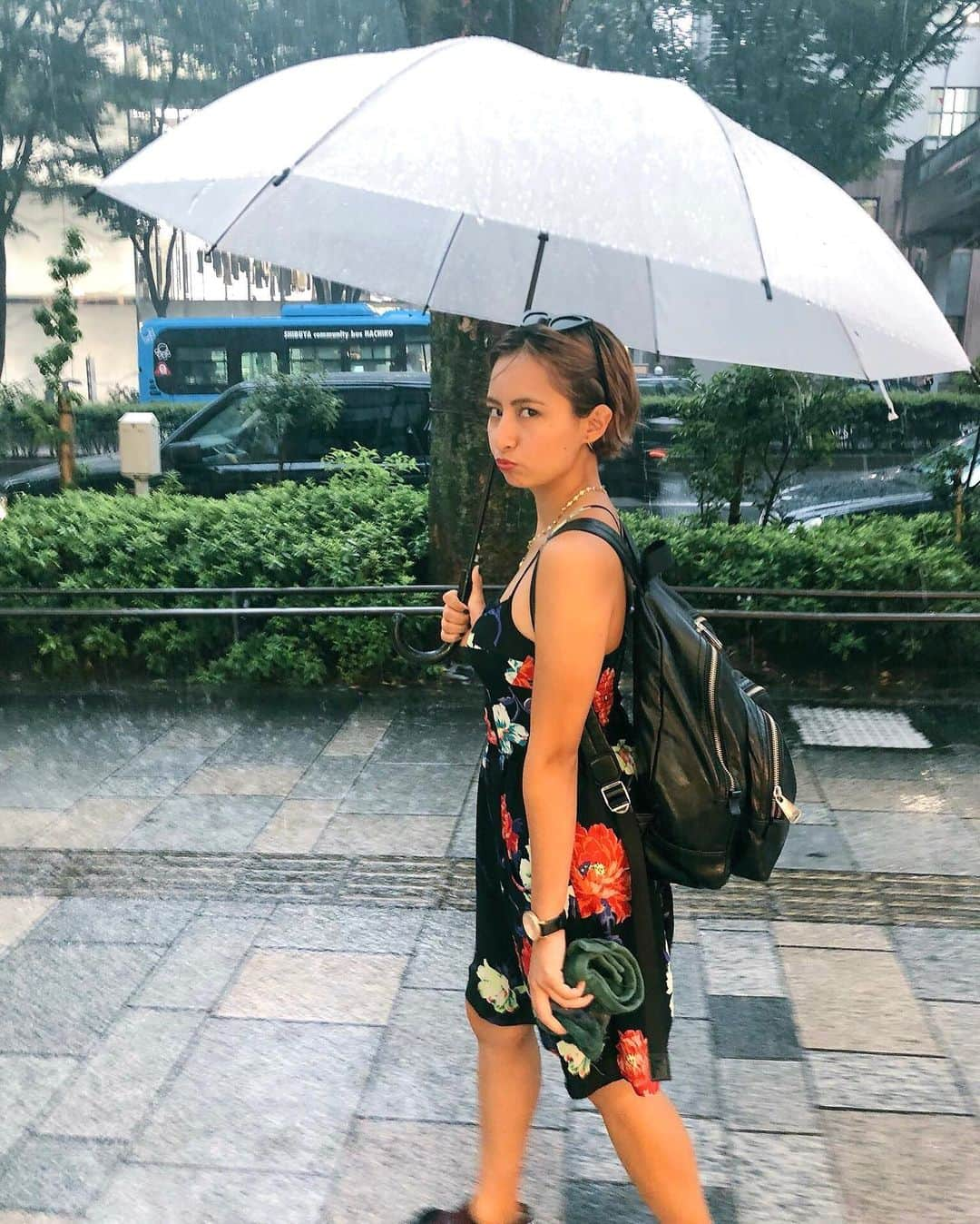 Julia Castroさんのインスタグラム写真 - (Julia CastroInstagram)「2年半前の8月。 大雨&雷の中、動画を撮ってたのを覚えてる☔️💦💦 時間が過ぎるのは早いもので、この写真を撮ったのも昨日みたいなのにもう2年半も前！ 今年も一瞬一瞬を大切にしてやりたい事を一つずつ叶えていきたいなー🌬 皆んなは今年、何を叶えたい？  話がちょっと変わるけど、最近 @rizeclinic に通ってるの🧚🏻‍♀️ 医療脱毛だからめちゃくちゃ期待してる。 脱毛に関して質問とかあったら答えていくね🧚🏻‍♀️ . #2yearsago  #2018summer #summer #2018 #summerdress  #dress #shorthair #shorthairgirl  #ootd #outfit #outfitoftheday  #summerfashion #umbrella #tokyo #表参道 #大雨 #傘 #ショートヘアー #変顔 #ワンピース #夏服 #夏ファッション #思い出 #写真 #YouTubeも載せたので見てね」1月16日 22時22分 - julia.c.0209