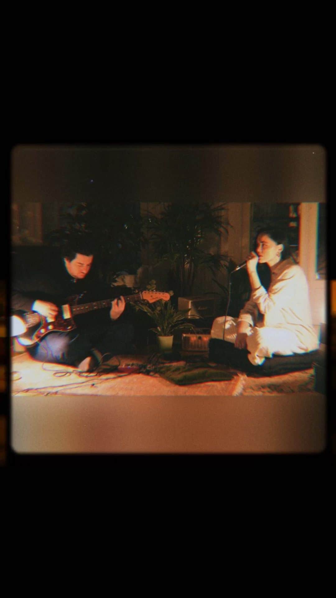 クリスティナ・バザンのインスタグラム：「We had a fun time playing the acoustic version of Matter with @davspinelli, hope you’ll enjoy this easy little jam session. Filmed by @yanisdupleix」