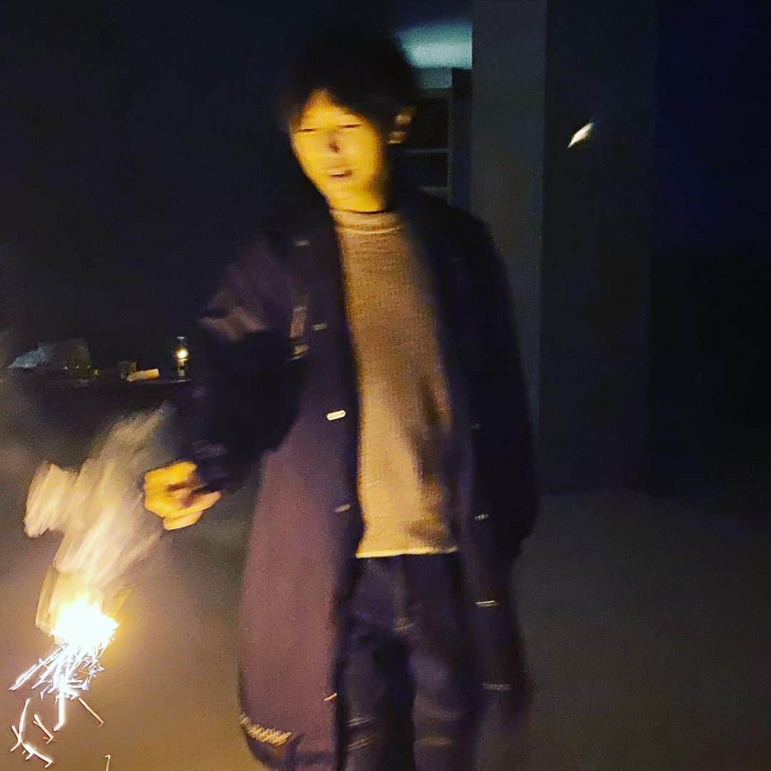 古市憲寿のインスタグラム：「年明けに #花火 したときの写真。冬の花火も楽しい。」