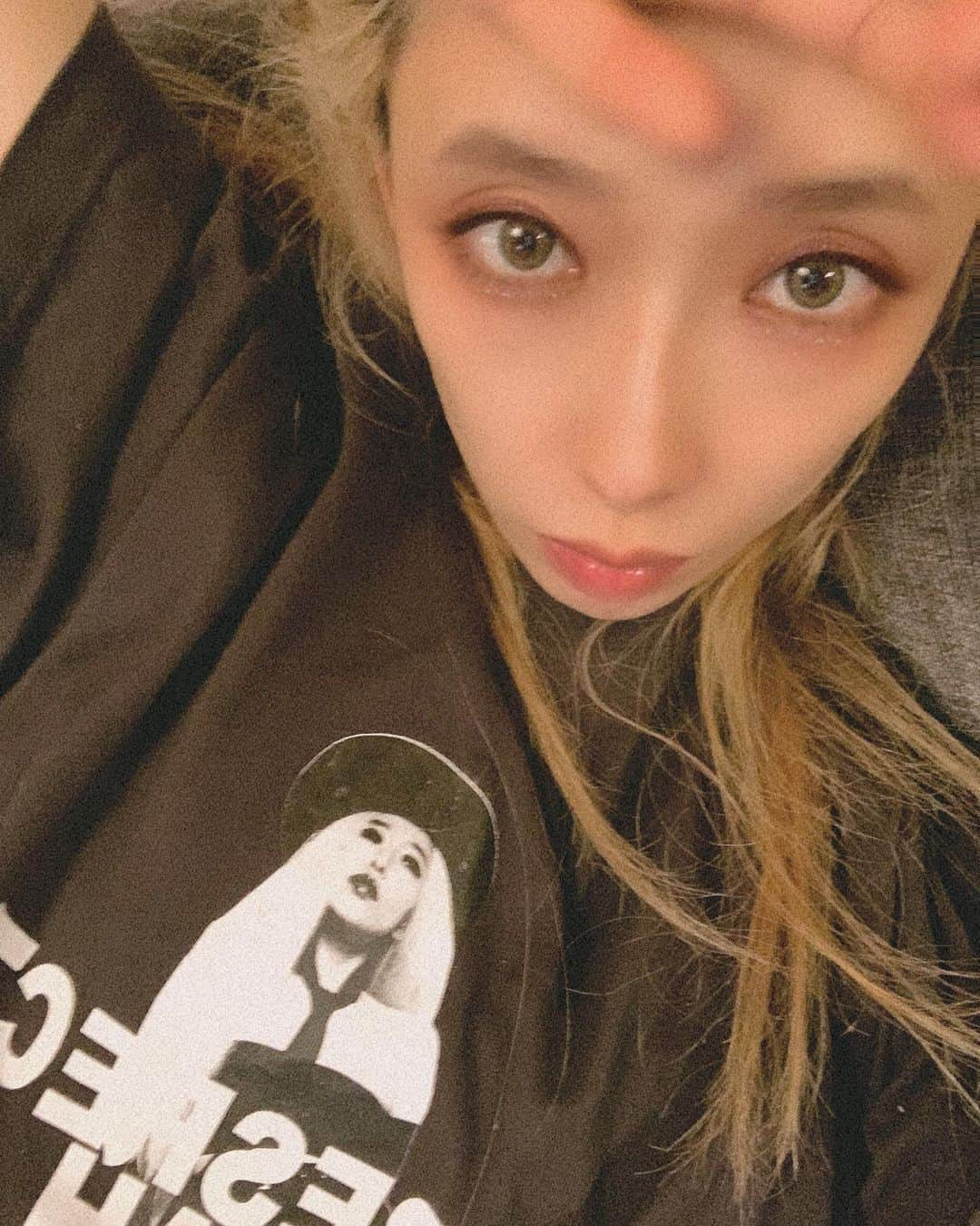 加藤ミリヤさんのインスタグラム写真 - (加藤ミリヤInstagram)「わたしを着るわたし。  #ツアーtシャツ  #部屋着 #リハ着」1月16日 22時32分 - miliyahtokyo