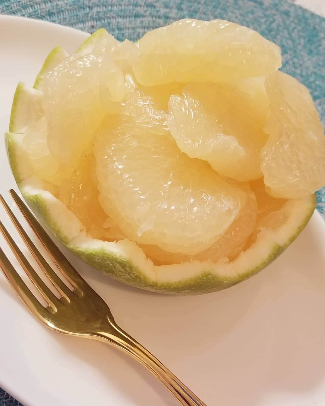 三浦涼介さんのインスタグラム写真 - (三浦涼介Instagram)「グレープフルーツ  子供の頃　朝ご飯に グレープフルーツをお砂糖かけて食べてましたw 今でもたまに無性に食べたくなります。砂糖はかけずに、メロゴールドをいただきました。  #グレープフルーツ#メロゴールド」1月16日 22時29分 - ryosuke.miura216