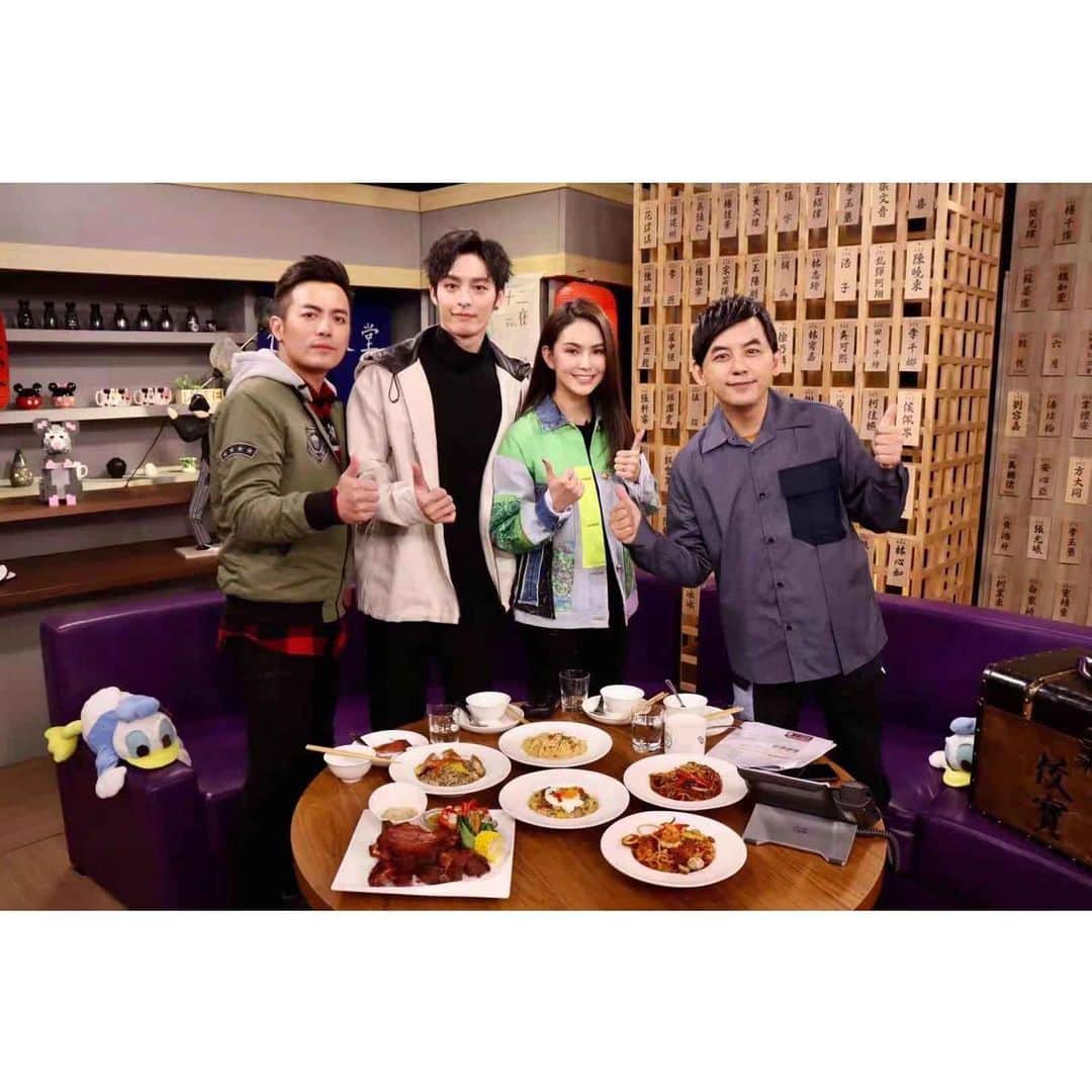 ツァオ・ヨウニン（曹佑寧）のインスタグラム：「昨日的佼心食堂🤜🤛 謝謝佼哥🤝 #叱咤風雲#上映啦  @peterwuparis」