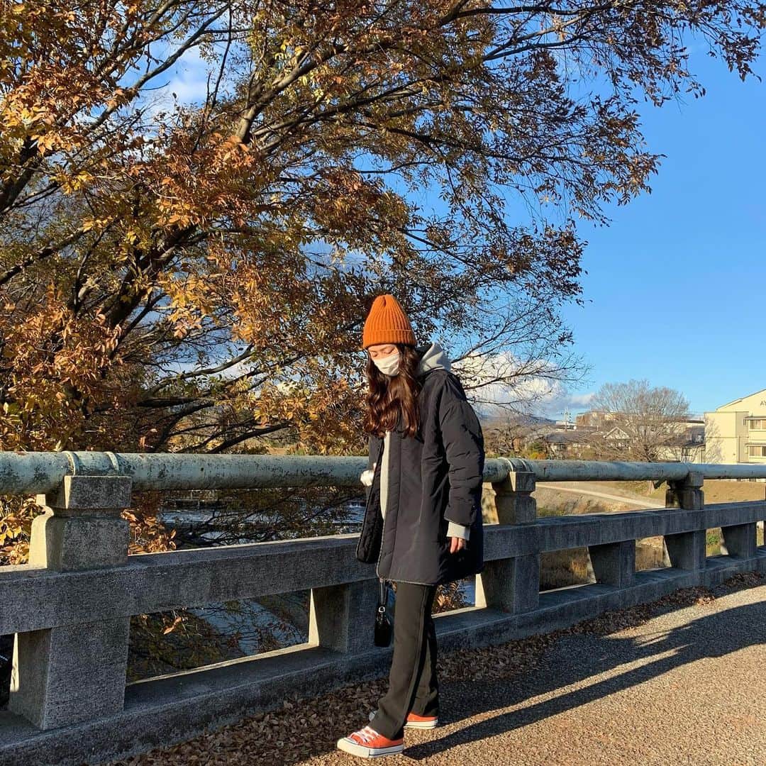 のインスタグラム：「この日いっぱい写真あるのに全身のコーデ載せ忘れてた！！去年の写真今更！！#ワイノコーデ🦖 newなアウター、リバーシブルて何より軽いからめさいい🤔💕 #リバーシブルコート #Beams #オレンジコーデ #Kyoto #京都カフェ」