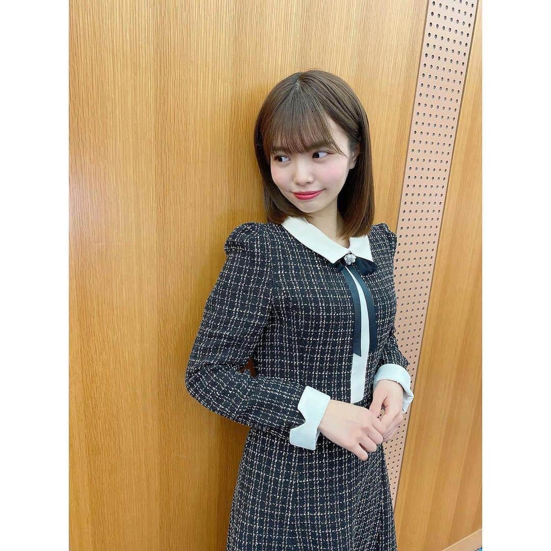 渕上舞さんのインスタグラム写真 - (渕上舞Instagram)「👗﻿🤍 ﻿ ﻿ #オンラインお話し会 ﻿ 年明け最初のイベントだったので、襟付きワンピースにしました〜。﻿ ﻿ 久しぶりの私服の感じでちょっとビックリされた〜😉笑﻿ 衣装ではよく着てるけどたまにはね✌︎✌︎﻿ ﻿前から大好きでいつもインスタ見てる @manontokyo ♡ ﻿ #襟付きワンピース #モノトーンコーデ #ワンピースドレス #きれいめワンピース #私服コーデ #manontokyo ﻿ ﻿」1月16日 22時34分 - mai_fuchigami_48