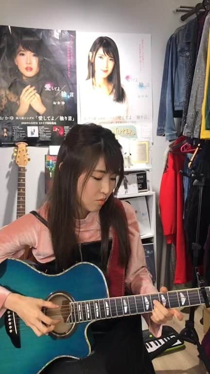 おかゆのインスタグラム：「今までで一番多く挑戦！？🎸 初めてにチャレンジ🔥💪🏻 ご視聴、沢山のリクエスト、本当にありがとうございました🥰  明日はビクターオンラインストアでのネットサイン会🐶 このインスタライブも同時中継するので良かったら覗いてみて下さいネ📱😘 明日の洋服のアンケートをストーリーズで取らせて下さい👗💞」