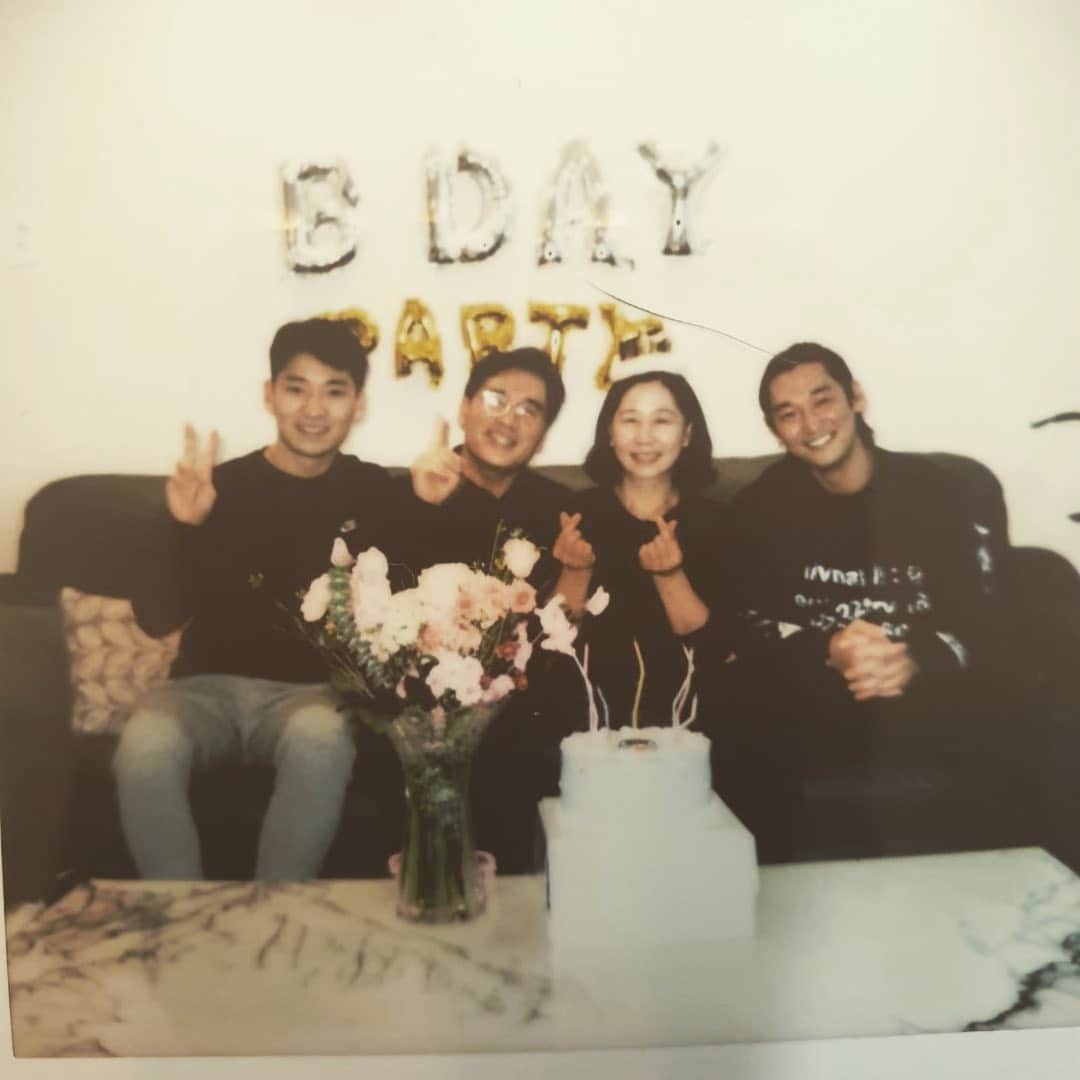 のインスタグラム：「Family🥳🥳🥳」