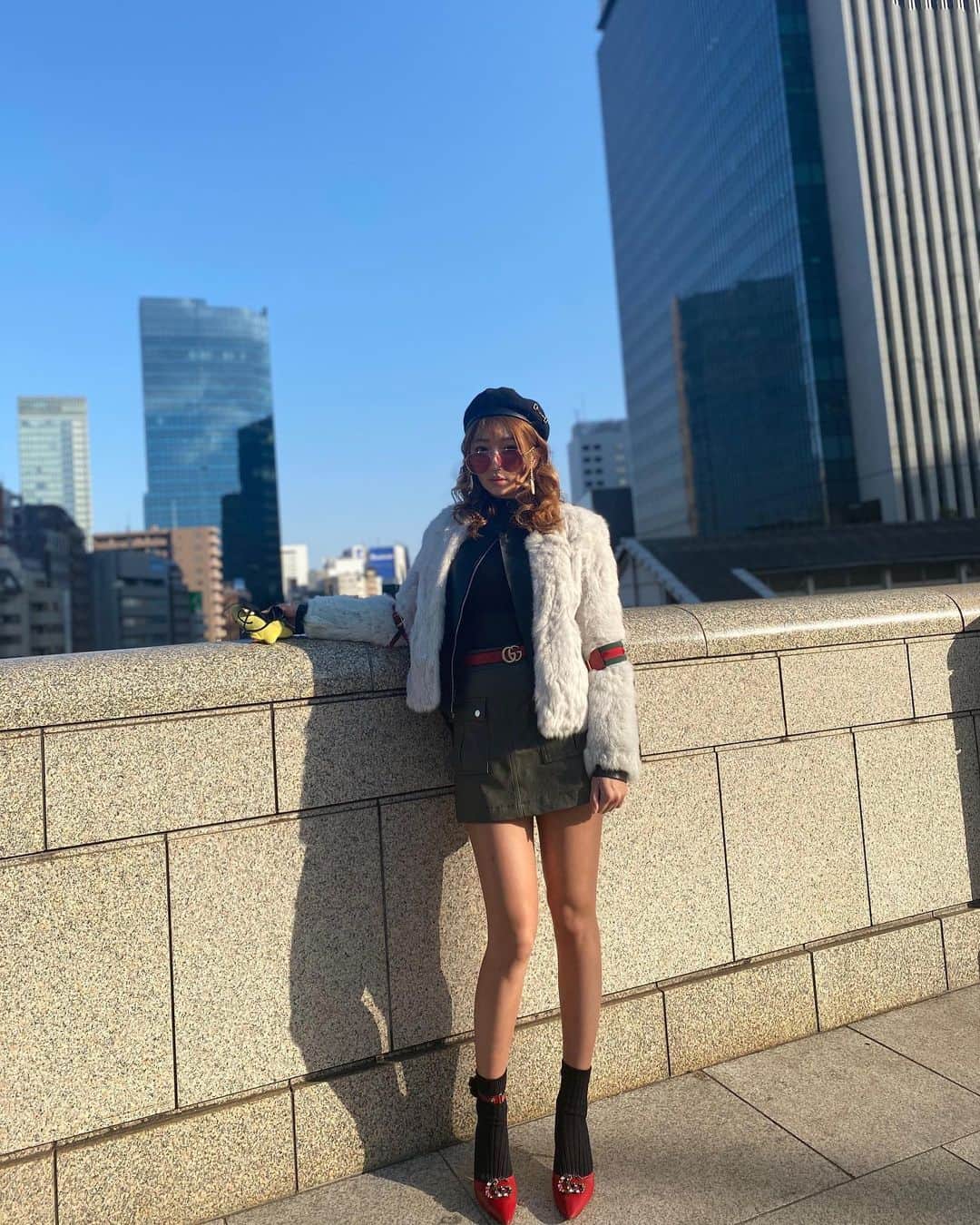 のインスタグラム：「今日は曇ひとつもない晴天気でした🥰 しかも、開運日と言う事で私は 去年も行きました神田明神にいきました。 神田明神にはたくさんのストーリーが私の中であります。 まずは、YouTubeを始めると言う時。 そして去年も岡本さんと大会の為に行きました、 私は神田明神に行くといつも夢が叶うのです。 YouTubeも叶いました。 その数ヶ月後に恋人もでました。 大会でも優勝しました。 インスタグラムも10万人になりました。  今日は、私は 「日本一になる。そしたらあの人に伝えたい事がある。」って祈りにいきました。 今年のサマスタやナバの大会で優勝したらみなさんがびっくりするサプライズをします！ そのきっかけをくれた人に感謝を伝えると神田明神で決心しました。 今は、全集中して恋愛とか娯楽を捨て 筋トレやSNSに集中します。  #model  #gucci   #今日のコーデ  #ファッション   #picture  #flowers  #instaart  #instagood #masterpiece #creative #photooftheday #ファッション好きな人と繋がりたい #インスタ映え  #海外ファッション #fashion   #肉体美  #腹筋女子   #fitnessmotivation  #fitness #fitnessgirl  #筋トレ女子   #高身長女子   #f4f  #f4follow   #腹筋女子   #漂亮  #ハイライト  #お洒落さんと繋がりたい  #美脚美人  #冬コーデ」