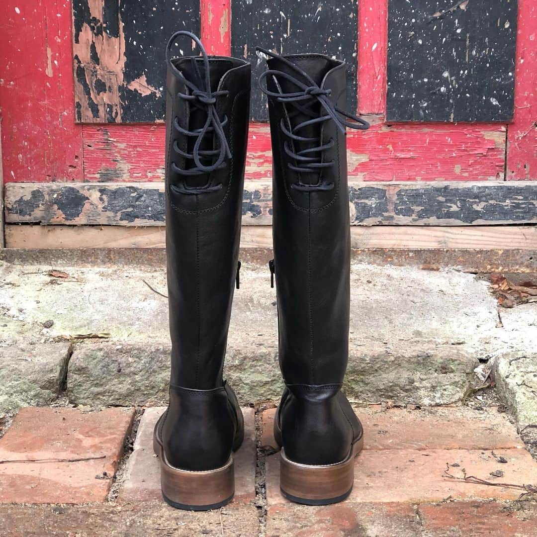 ツェハさんのインスタグラム写真 - (ツェハInstagram)「Urban Classics  Kollektion 👞#zehaberlin #urbanclassics #boots #sneakers #stivali #stivaletti #stiefel #winteroutfit #winterstyle #classicshoes #oldgermanbrand #vintage #heritage #madeineurope #handmade #handgefertigt #fair #leather #berlintrend #carlhässner #vintageclothing #vintagesportswear #photooftheday #60fashion #60s  #sneakershoes #leatherboots #verocuoio #verapelle」1月16日 22時49分 - zehaberlin