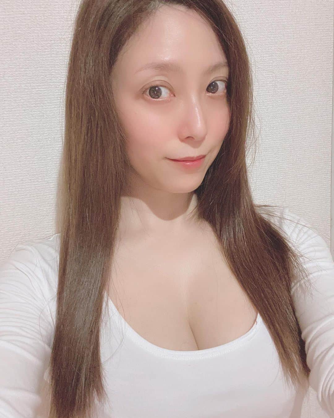 白木優子のインスタグラム：「髪伸びたなぁ😅💦  良い明日の為の良い眠りを❤️ おやすみなさい😘」