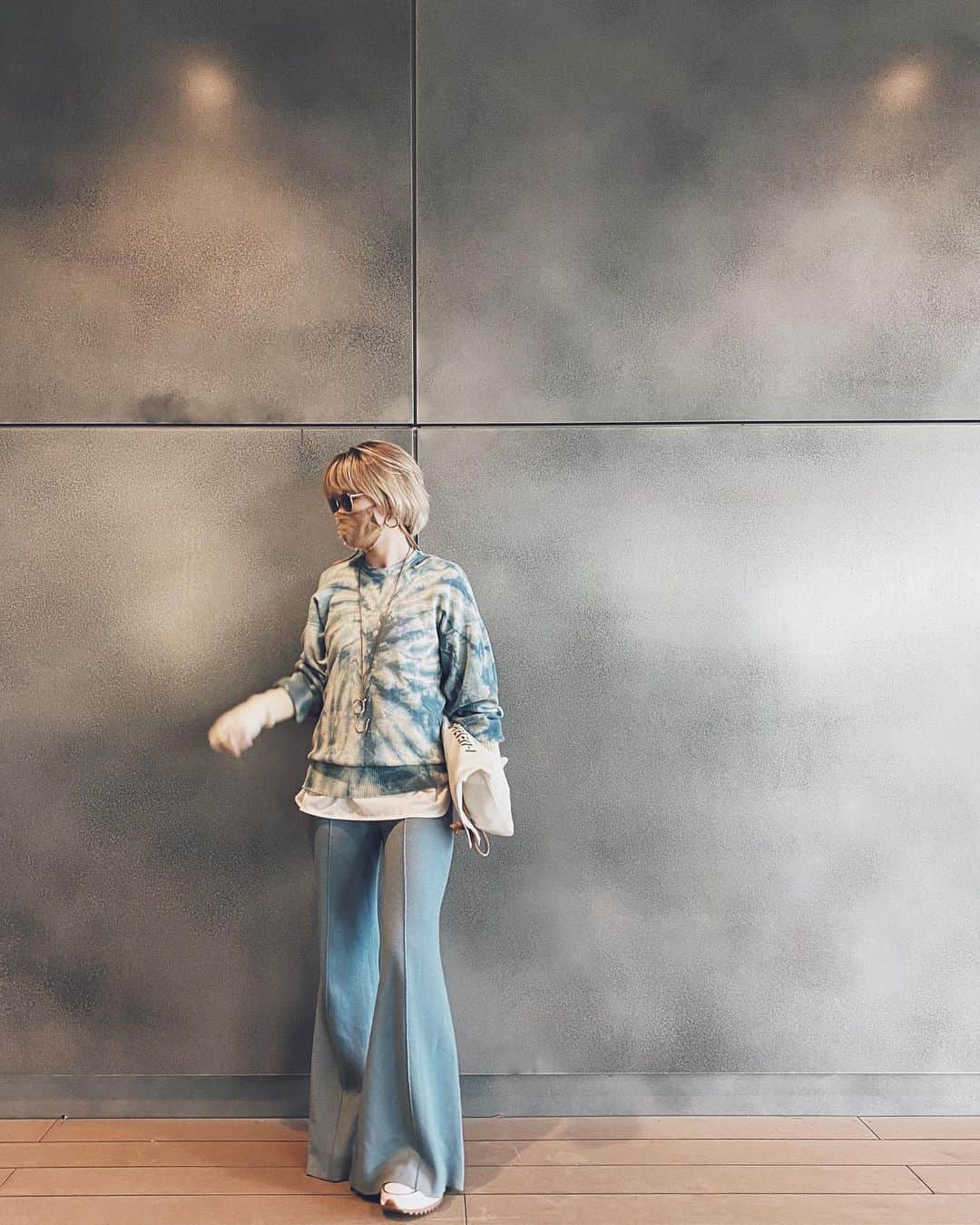 藤田敦子のインスタグラム：「ㅤ @muuet_gallery のミニタリーアームウォーマーと 藍染セーター愛用💙🤍💙🤍 ㅤ アームウォーマーは運良く販売と同時に めちゃ早くポチっとしてゲットできまして🥺 数少ないらしく、大人気で本当に数秒の差で 買えなかった方もいるみたい。ラッキーだったー😭 ㅤ しかしアームウォーマーがブレブレで見えない🤣💦  #blendacoordinate」