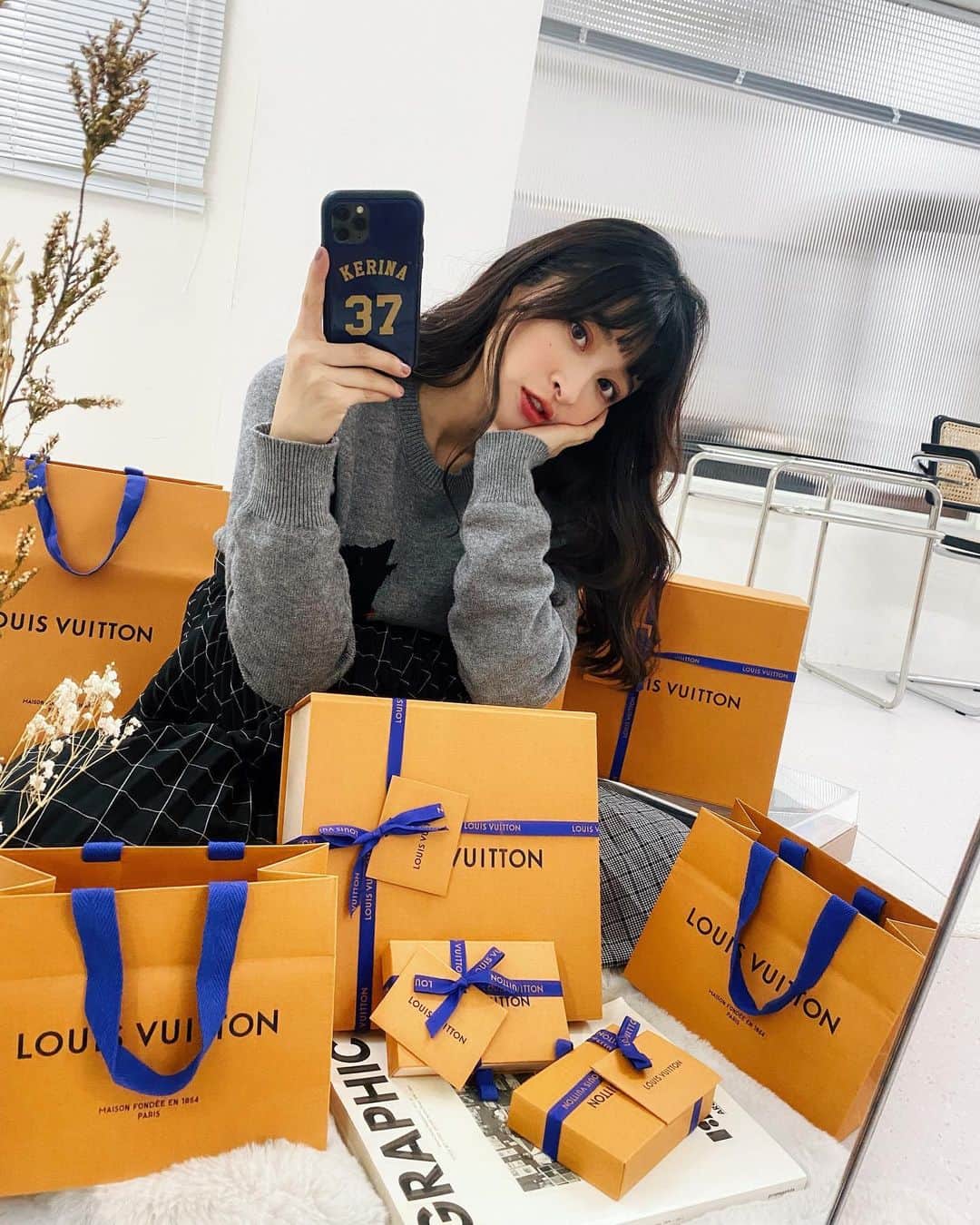 のインスタグラム：「來看看我在 @louisvuitton 官網敗了哪些東西吧😆  整整一年沒出國真的有點被悶壞了🙈 之前幾乎都是趁出國才會逛精品  那天得知LV可以直接在官網下單這個消息之後 立馬打開連結去逛逛 結果看到好幾顆包都是我之前猶豫想買的名單耶🥺 本來以為線上網站應該會很難逛不會放熱門款 結果看到官網上竟然都還有貨！！ 累積一年的消費力直接大爆發（笑） 好啦～其實我還是有小小節制的 （痾⋯看得出來嗎😅）  這些是我去年底下單的 不確定還有沒有貨，想買的人趕快去逛一波吧💜 https://tw.louisvuitton.com/zht-tw/homepage  #louisvuitton #新款包包也豪好看 #好想買披巾  #開箱時發現還有送兩種味道的小ml數香水可以試聞 #隨身攜帶放包包好方便」