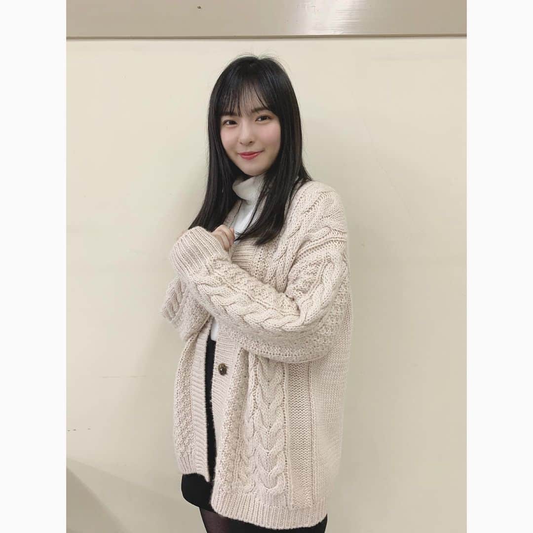 大塚七海のインスタグラム：「#オンラインお話し会  でした💓  ㅤㅤㅤㅤㅤㅤㅤㅤㅤㅤㅤㅤㅤ タートルネックにカーディガンの着こなしがすごく好き🐑 ちょこっと春を意識しつつ、まだまだ寒いのであったかコーデです！  #ootd #akb48 #お話し会」