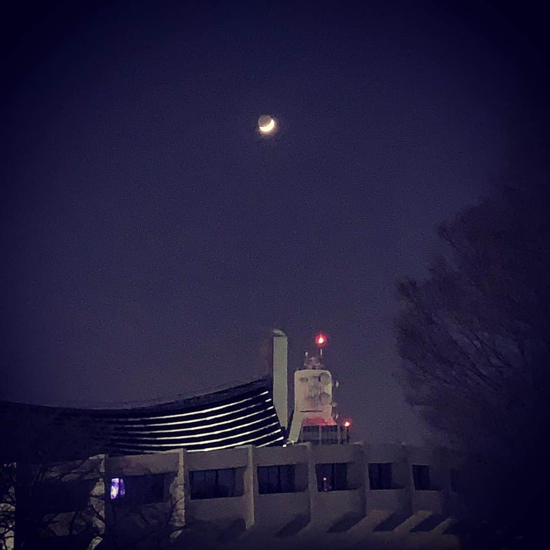 松田岳二さんのインスタグラム写真 - (松田岳二Instagram)「十日ぶりくらいに月を見た。それはそれは細い仕上がりの月。  「やっぱり月が好き」  #つきかけ #regardelalune  #丹下健三」1月16日 22時54分 - cbsmgrfc