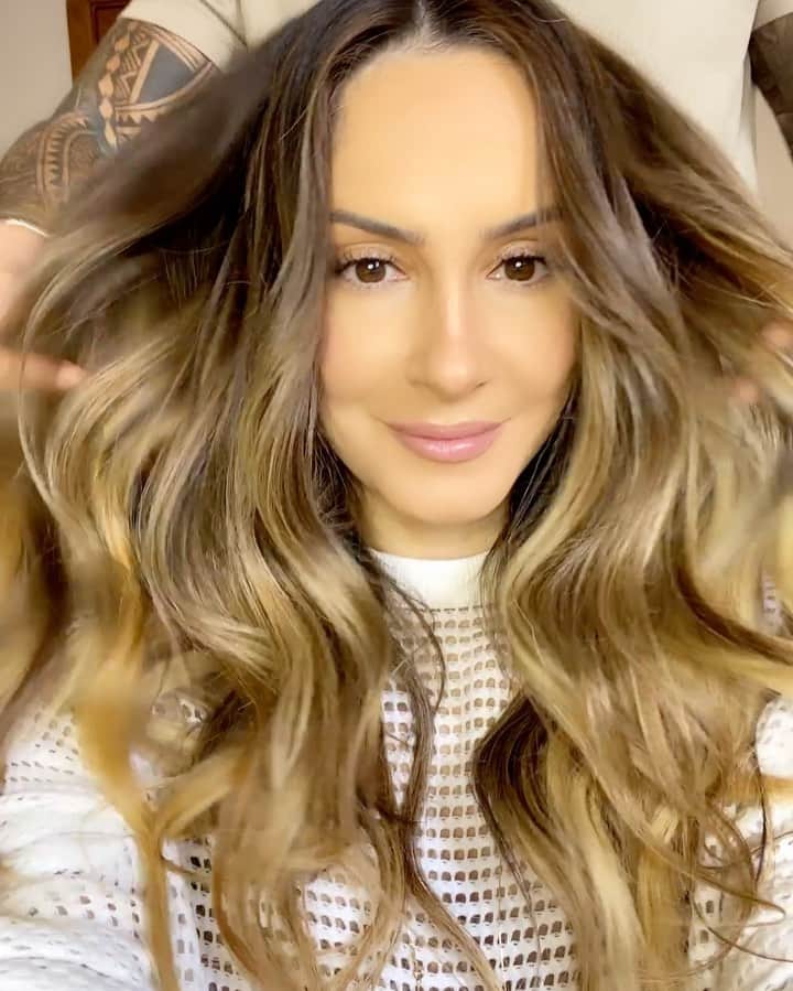 Claudia Leitteのインスタグラム：「Quando eu faço essa cara, que mais parece uma preparação para dar uma golfada- a famosa cara de golfo- que eu não entendo pq faço, mas, sempre faço antes da foto... até que dá bom quando tem maquiador chic na cena! @lavoisier 🤩」