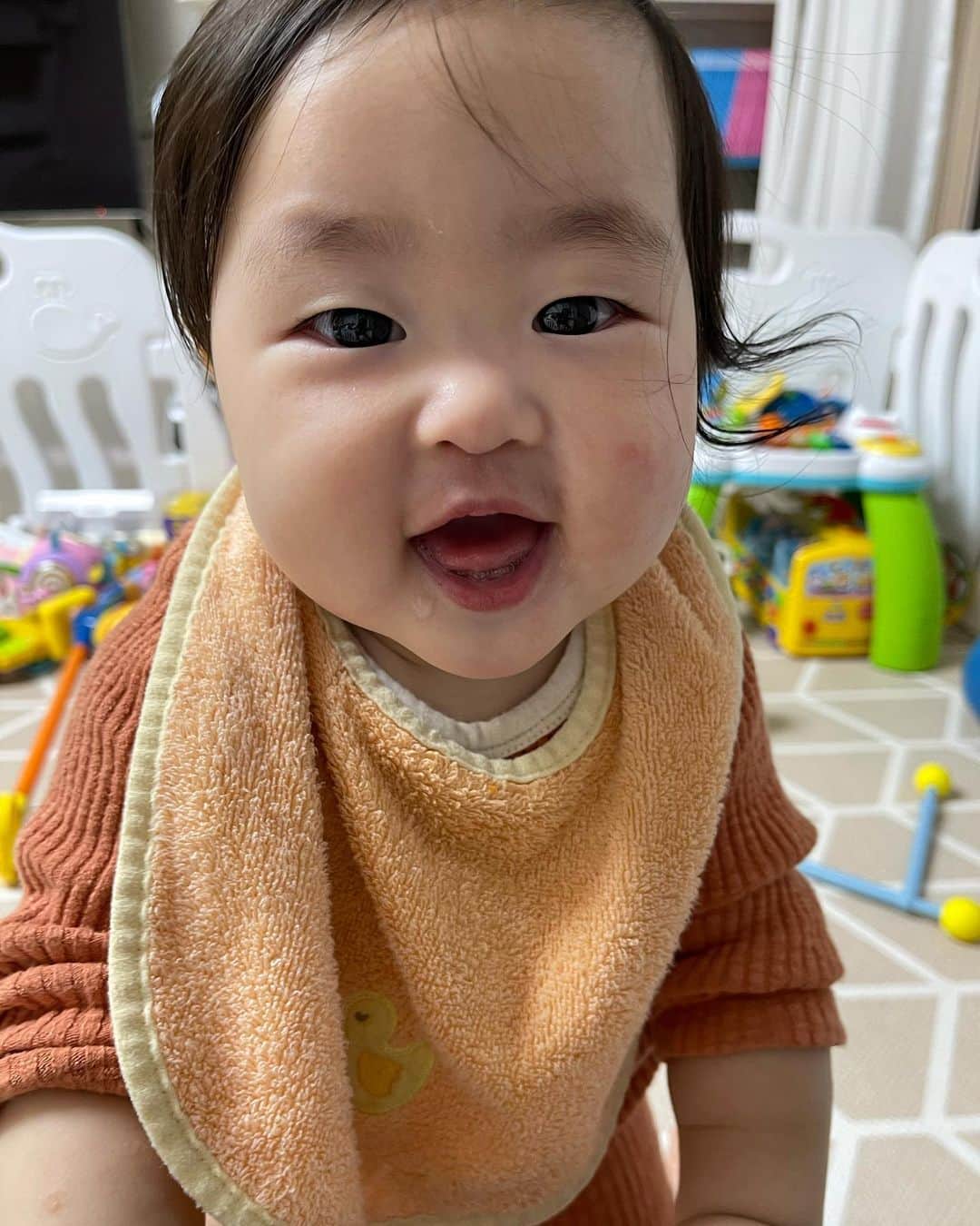 イ・ユンジのインスタグラム：「찰나의너를찍어놓고하염없이들여다본다. #소울275일」