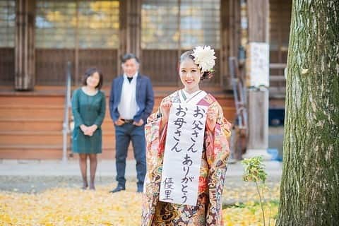 のインスタグラム：「#メッセージフォト メッセージが素敵なブライダルフォトをご紹介💁‍♀️✨ . 花嫁花婿様がそれぞれご両親に向けてのメッセージや、お2人がお互いに向けて書いたメッセージなど、どれもウルっとしてしまうような素敵なメッセージが写真に収められています🥺💕 . メッセージフォト以外のお写真もご家族の表情がとっても素敵なのでぜひスワイプしてみて下さいね🕊 .  photo  by @kenji_ideta_photography  他の投稿も素敵なものばかりですので、﻿ ぜひチェックしてみてください﻿   ——————————————————— トキハナの公式サイトでは 会場・ドレス・ヘアメイクなど たくさんのアイテムをご紹介👗👑 @tokihana_weddingからHPをチェック♡  トキハナでは、「ベストレート保証」「持ち込み自由」の特別なプランを用意⛪ 元プランナーが、安心できる結婚式場を中立な立場で一緒に見つけます😊  LINEやサロン、オンラインで元ウエディングプランナーに無料相談！ 1分でカンタン結婚式場診断も🕊️  "1/28（木）19:00よりオンラインイベント開催！王道からトレンドまで👗花嫁に大人気のドレスサロンから生LIVE📹✨ " QR▶︎▶︎▶︎お友達登録より視聴可能✨ ———————————————-  #ブライダルフォト#フォトウェディング#結婚式前撮り#後撮り#ウェディングフォト#ロケーションフォト#プレ花嫁さんと繋がりたい #花嫁準備 #フォトウェディング #卒花嫁さんとも繋がりたい #トキハナ　#ウェディングフォト#メッセージフォト」