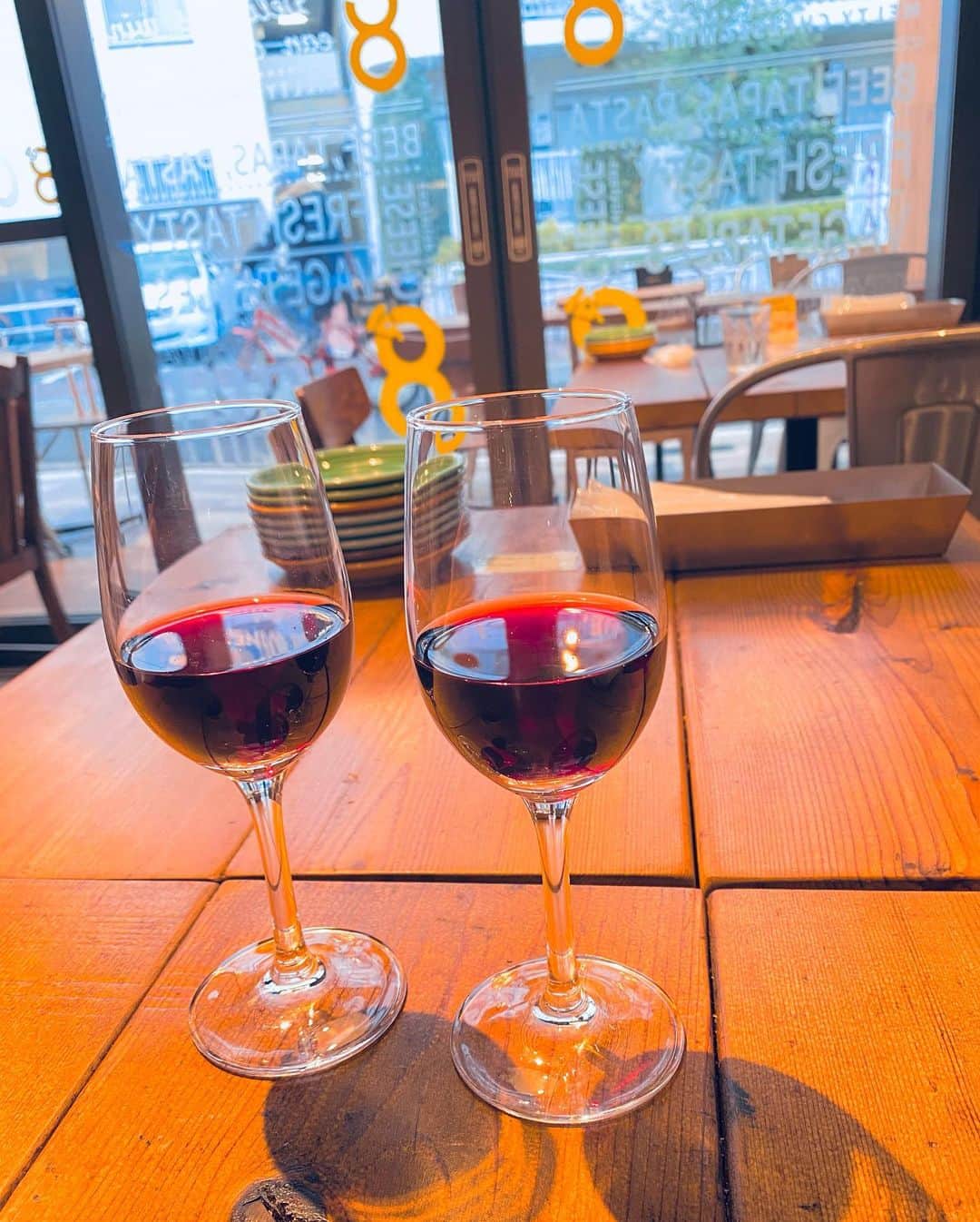 Erenaのインスタグラム：「🍷wineで乾杯🍷 ストレス発散スタジオの後は… 早めのディナー😋🍽🍖🍗🥗 ⇒⇒⇒つづく . #wine#gin#tonic#pizza#fruit#chicken#honey#chocolate#cheese#milkychocolateginandtonic#ワイン#ピザ#チキン#生ハム#赤ワイン#チョコ#蜂蜜#ミルキーチョコジントニック」