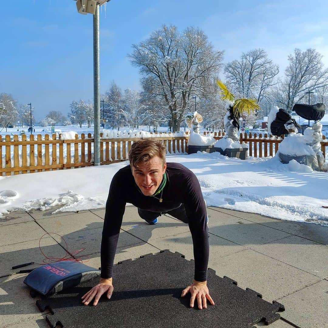 マルセル・キッテルのインスタグラム：「Workout this morning in the CrossFit Box and trying to get rid of my weak cycling biceps! 😜 ❄️-4°C and a great view! Beautiful to start the day like this. 💪🏼」