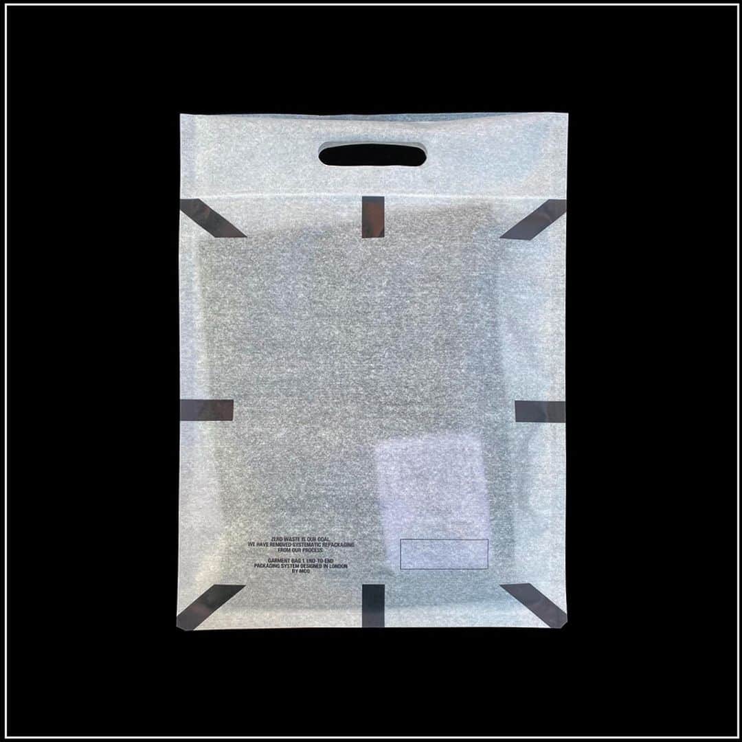 マックキュー アレキサンダー・マックイーンのインスタグラム：「Zero waste is our goal. Our end-to-end packaging system reduces waste.⁣ ⁣ Always the same package. From manufacture, to warehouse, to distribution. From in store, to buyer, to home.」