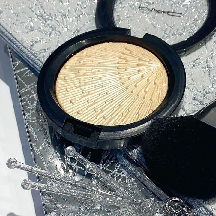 M·A·C Cosmetics BRさんのインスタグラム写真 - (M·A·C Cosmetics BRInstagram)「Hora de realçar o brilho do verão com o kit Firelit da coleção de edição limitada #FrostedFirework. ☀️😍  Vem com um iluminador Skinfinish e um pincel 143S para você dar um brilho espetacular à sua pele. Além de acompanhar um nécessaire cintilante lindo!  Aproveite o mês de janeiro e compre seus produtos com 20%, 30% e 40% OFF no site e em nossas lojas!  #MACGoodByes #MACAnoNovoLookNovo #glow #brilho #makeup」1月16日 23時00分 - maccosmeticsbrasil