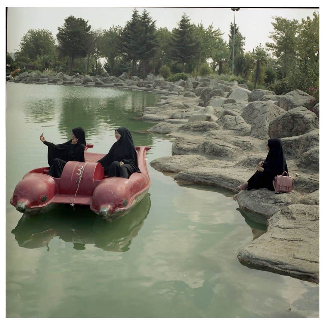 Magnum Photosさんのインスタグラム写真 - (Magnum PhotosInstagram)「A new fine print collection dedicated to 2020 Magnum nominee Sabiha Çimen (@sabakhayr) - a self-taught photographer, focusing on women, Islamic culture, portraiture and still life - is now available on the Magnum Shop.⁠ .⁠ Explore her collection, featuring 14 images, at the link in bio.⁠ .⁠ PHOTO: Students on a paddle-boat, taking selfies on an artificial lake in a park. Istanbul, Turkey, 2017.⁠ .⁠ © Sabiha Çimen (@sabakhayr) / Magnum Photos⁠ ⁠」1月16日 23時01分 - magnumphotos