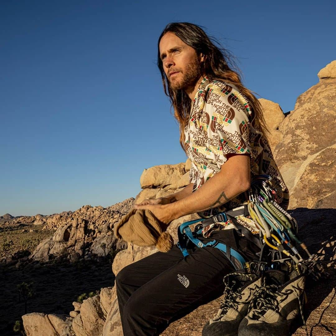 グッチさんのインスタグラム写真 - (グッチInstagram)「@jaredleto wears the #TheNorthFacexGucci collection photographed by @jimmychin in Joshua Tree National Park for three @sidetrackedmag articles on challenging expectations and celebrating the spirit of discovery. Listen to @jaredleto and @jimmychin talk about their time in Joshua Tree National Park in a live recording now on our IGTV. @alessandro_michele #AlessandroMichele @thenorthface #GucciEditorials」1月16日 23時01分 - gucci