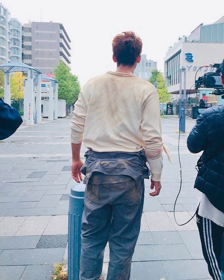 君と世界が終わる日に【公式】さんのインスタグラム写真 - (君と世界が終わる日に【公式】Instagram)「#きみセカ 第1話まで ついに😆✨24時間を切りました‼️  いよいよ明日よる10時30分〜🧟‍♂️  頼もしい座長の背中……  おやすみなさい⭐また明日🌈  #座長の背中 #響の背中 #ご好評だったので #また載せちゃいました #竹内涼真 #君と世界が終わる日に #噛まれたら終わり🧟‍♂️」1月16日 23時02分 - kimiseka_ntv