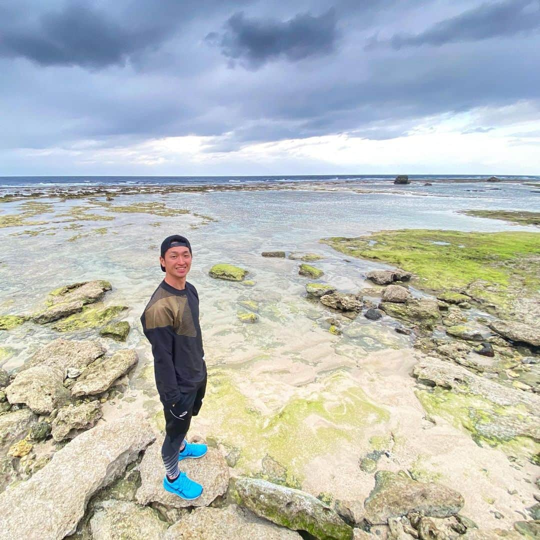 近本光司のインスタグラム：「〜#沖永良部自主トレ 5日目〜 今日も海へ行きました🏝 西郷どんのロケ地になったビーチは、秘境で案内してもらってたどりつけました✨ なかなかクジラがみれない🐳  子供の前で、柵越えできて思った以上に盛り上がりました😙😙  #阪神タイガース #近本光司 #鹿児島県 #沖永良部島 #自主トレ #西郷どんビーチ #海大好き #海皆勤賞 #ヨガ #カイロプラクティックヨガ  #ELOVE #ヤギ汁 #汗臭い」