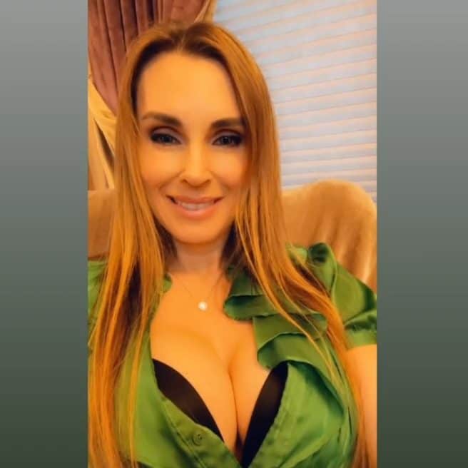 ターニャ・テイトのインスタグラム：「What is your favourite colour ?  ❤💛💗💚🧡💜💙」