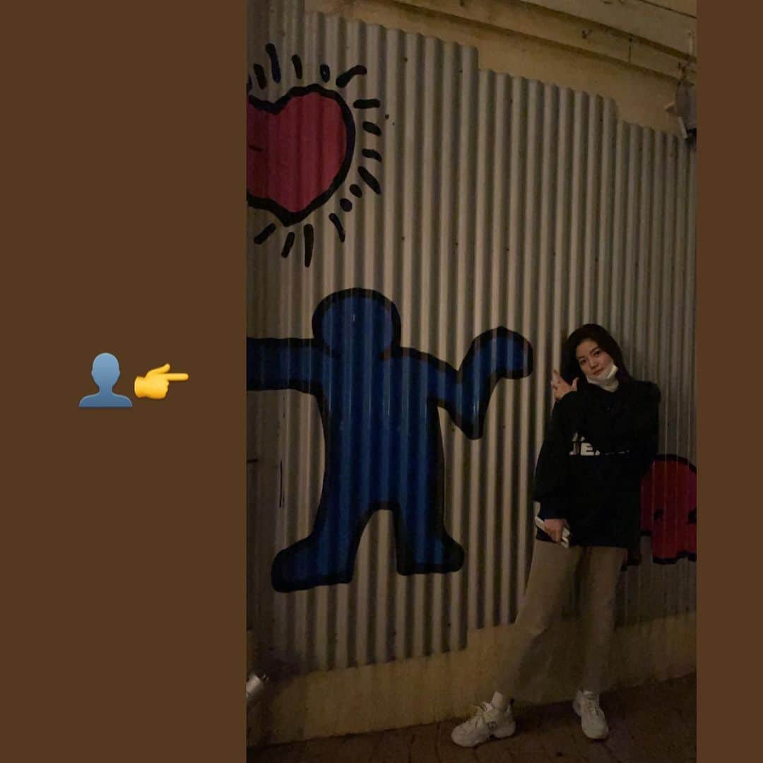 大熊李のインスタグラム：「・ ・ ・ ちょっと前のやつだけど、友達と北谷行って来た時にちょっくらパシャリしてきた📸🤎 ・ ・ そいえば最近、Netflixで洋画ドラマに凄いハマってて、、！！！！笑 " ストレンジャーシングス " が 私のオススメです＼(^^)／＼(^^)／ 面白すぎて、3週しました🥲  ・ ・ それじゃあ good night 🌃  #北谷 #沖縄 #アメリカンビレッジ」