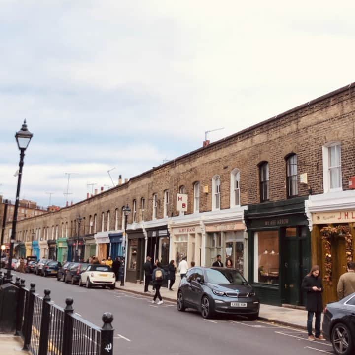 のインスタグラム：「I’m missing so hard our local beautiful street and neighbours..Hoping we are coming back soon🥺💕🌎 早くいつもの日常が戻ってきます様に。。#columbiaroad #colenimoshop #columbiaroadflowermarket #eastlondon #shopindipendent #indipendentshops」