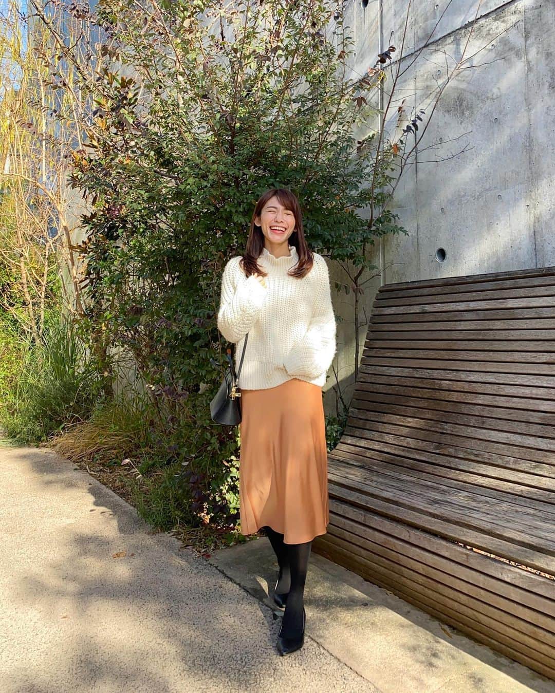 shizuka.watanabeさんのインスタグラム写真 - (shizuka.watanabeInstagram)「♡♡♡ ・ ・  本日も遅めの投稿です。 ・ 今日は暖かかったよね〜🌈 お天気が良くてお散歩ついでにパンケーキをテイクアウトしたよ🥞 ・ ・ ポカポカした今日に合うような 明るめのスカートは　@uniqlo_jp だよ🧡 ・ きれいな色は気持ちも良くなる〜！ 明日はまた寒くなるそうだね！ ・ 風邪ひかないように暖かくしてね🙌❤️ ・ ・ ・ ・ #サテンナローフレアスカート #ユニクロスカート族 #uniqloコーデ #uniqloginza2021ss #uniqlo2021ss #ユニクロ　#ユニクロスカート族 #きれいめコーデ #大人コーデ　#姉妹ママ　#女の子ママ #大人カジュアル　#きれいめファッション #30代ファッション #30代コーデ #30代 #오오티디 #옷스타그램 #데일리록」1月16日 23時08分 - shizuka.watanabe