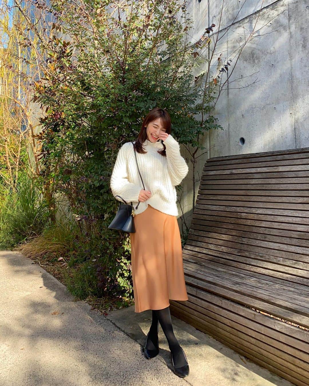 shizuka.watanabeさんのインスタグラム写真 - (shizuka.watanabeInstagram)「♡♡♡ ・ ・  本日も遅めの投稿です。 ・ 今日は暖かかったよね〜🌈 お天気が良くてお散歩ついでにパンケーキをテイクアウトしたよ🥞 ・ ・ ポカポカした今日に合うような 明るめのスカートは　@uniqlo_jp だよ🧡 ・ きれいな色は気持ちも良くなる〜！ 明日はまた寒くなるそうだね！ ・ 風邪ひかないように暖かくしてね🙌❤️ ・ ・ ・ ・ #サテンナローフレアスカート #ユニクロスカート族 #uniqloコーデ #uniqloginza2021ss #uniqlo2021ss #ユニクロ　#ユニクロスカート族 #きれいめコーデ #大人コーデ　#姉妹ママ　#女の子ママ #大人カジュアル　#きれいめファッション #30代ファッション #30代コーデ #30代 #오오티디 #옷스타그램 #데일리록」1月16日 23時08分 - shizuka.watanabe