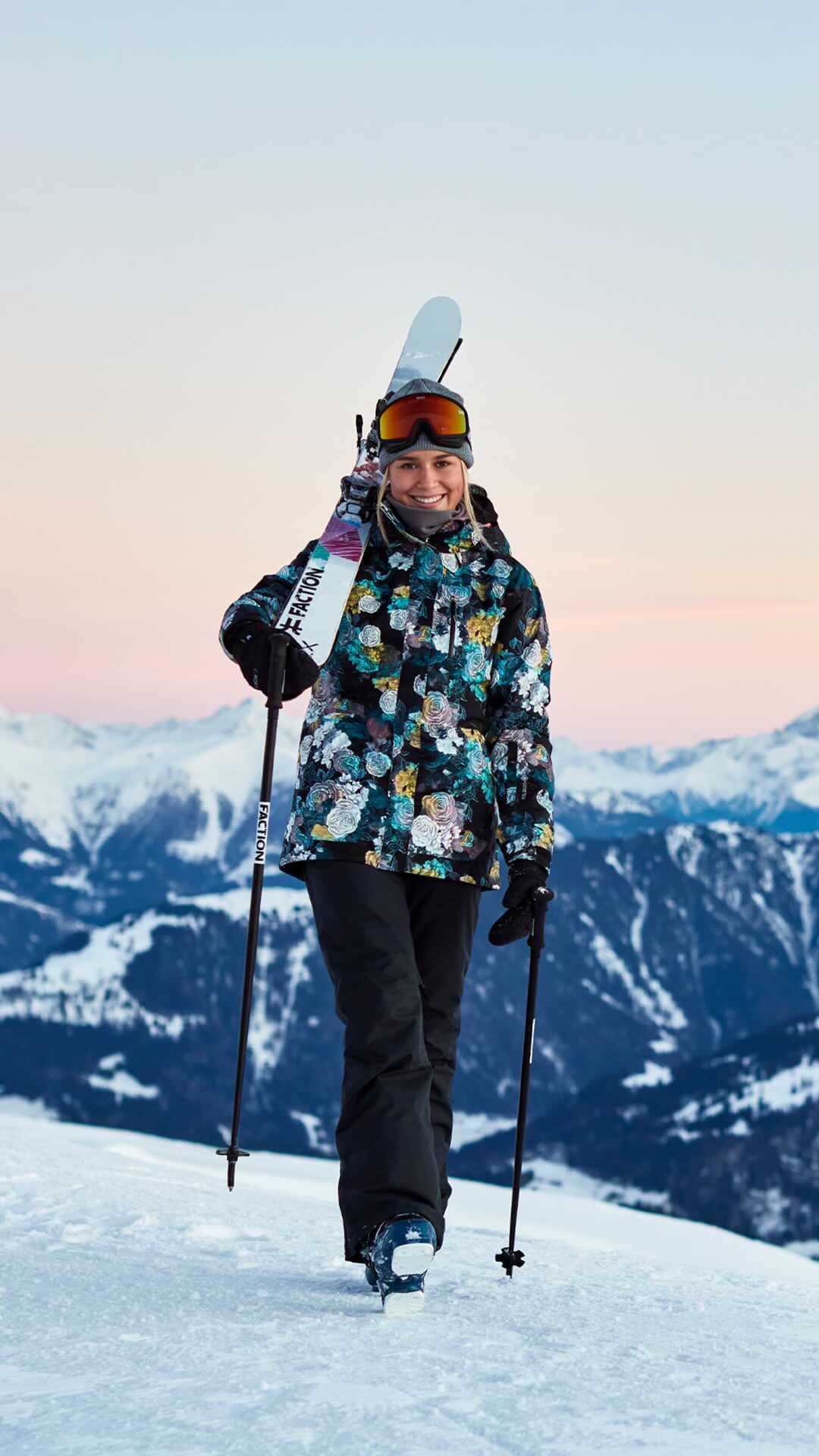 のインスタグラム：「With 9 @xgames medals under her belt and a bronze medal at the Freeski World Cup in Austria recently, @kellysildaru is primed to #MakeWavesMovesMountains later this month in Aspen. We caught up with Kelly in Switzerland to talk training schedules in the last few months and what she’s looking forward to this year.」