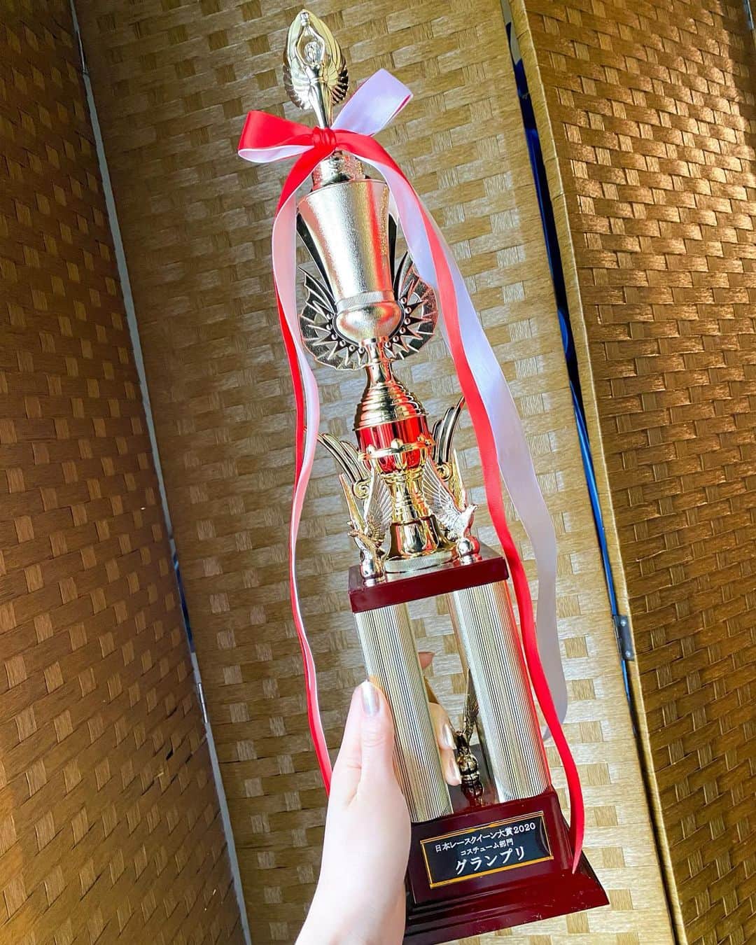 のインスタグラム：「日本レースクイーン大賞2020 コスチューム部門グランプリ🏆🥇 SARDから沢山のトロフィーを頂く事が出来て本当に嬉しいです💙❤️  #日本レースクイーン大賞 #コスチューム部門 #グランプリ #レースクイーン #サード #コベルコガールズ #トロフィー  #racequeen #rq #supergt」