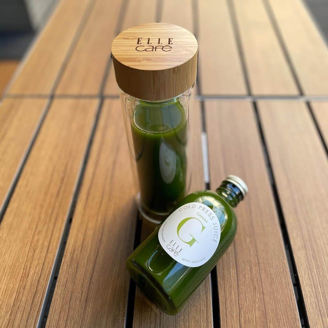 ellecafejapanさんのインスタグラム写真 - (ellecafejapanInstagram)「【 人気のbottleでゴールドプレスジュース販売🥬 】﻿ ﻿ bottle入り！コールドプレスジュースを﻿ ELLE café HIRO Satellite Shopにて販売中❕﻿ ﻿ ﻿ お正月太りの解消に、コールドプレスジュースで健康的にボディメイクしてみませんか❔﻿ ﻿ ﻿ ELLE caféのコールドプレスジュースは、﻿ ﻿ ①医師の監修のもと開発。医学と栄養学の観点から、﻿ より身体と心に効果的なレシピを開発しています。﻿ ﻿ ②生で食べるのは難しいほど、多くの量と種類の野菜と果物を使用しています。﻿ ﻿ ③おいしさと楽しさを大切に。おいしいからこそ毎日の食事に取り入れたり、月1回や隔週など、続けることが楽しみになります。﻿ ﻿ ﻿ ﻿ コールドプレスジュースを飲み終わった後は﻿ ご自身でお好きなお飲み物を入れて飲む事ができます🌿✨﻿ ﻿ ﻿ コールドプレスジュースジュース﻿ 🥬Greens﻿ 🫐Berry﻿ ともに、﻿ 数量限定bottle 1,800yen+tax﻿  bin  1,180yen+tax﻿ ﻿ ﻿ ※bottle(容器)のみの販売は行っておりません。﻿ ※ELLE café HIRO Satellite Shopのみの販売です。﻿ ﻿ ﻿ ﻿ #エルカフェ #ellecafe #コールドプレスジュース #ボディメイク #ダイエット #デトックス #クレンズ #プチ断食 #ファスティング #暴飲暴食ケア」1月16日 14時33分 - ellecafejapan