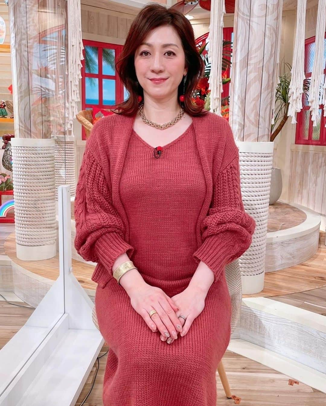 野々村友紀子さんのインスタグラム写真 - (野々村友紀子Instagram)「本日も【サタプラ】ありがとうございました😊  朝から元気いっぱいやらせていただきました！  カルボナーラにも、肉じゃがにも、バニラアイスにも、キムチ乗せたり混ぜたら美味しいということを初めて知り キムチの底知れぬマッチングパワーに驚いた日でした✨ 美容にもいいし、最高やね！  明日は【真相報道バンキシャ！】日テレ系 出させていただきますのでよろしくお願いします！  今日の衣装は 温かみのある素材と色味が素敵なニットセットです。中のニットワンピはノースリーブなので、若い娘さんは着崩してもかわいいと思う😍 @katrin_tokyo  のものです。  そして、前回のサタプラの衣装は 爽やかな水色が春を感じるトップス @loungedress  のものです！ 前を結んだらまた気分が変わっていいですね！ こちらは一枚でカンタン重ね着風スタイルができるし、ネックレスもついてるし、の至れり尽くせりになっておりますー  ピアスはいつもの @kitanodesu  さんのもの！ 新作もいろいろ出ててかわいいですよ💕」1月16日 14時34分 - nonomura_yukiko