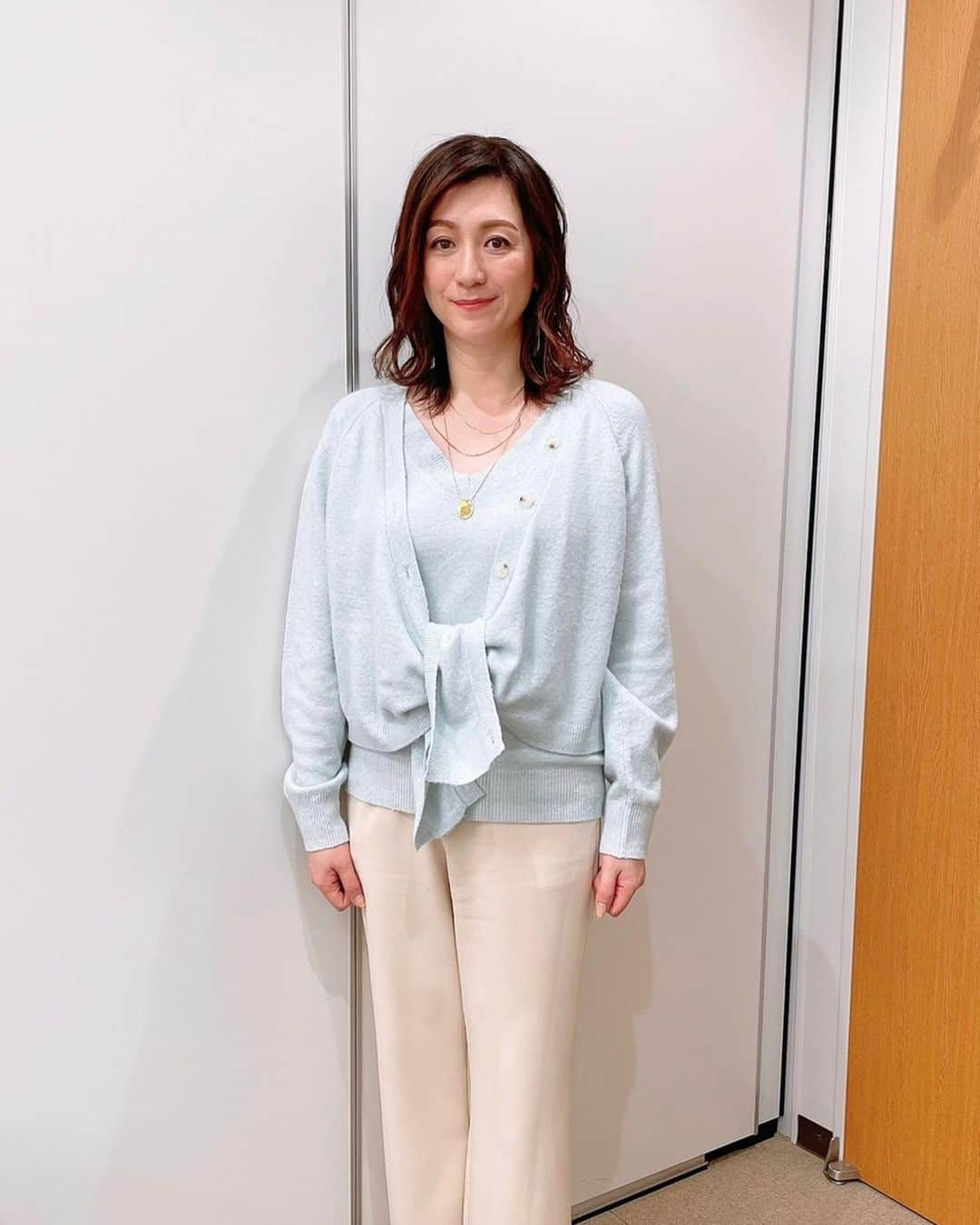 野々村友紀子さんのインスタグラム写真 - (野々村友紀子Instagram)「本日も【サタプラ】ありがとうございました😊  朝から元気いっぱいやらせていただきました！  カルボナーラにも、肉じゃがにも、バニラアイスにも、キムチ乗せたり混ぜたら美味しいということを初めて知り キムチの底知れぬマッチングパワーに驚いた日でした✨ 美容にもいいし、最高やね！  明日は【真相報道バンキシャ！】日テレ系 出させていただきますのでよろしくお願いします！  今日の衣装は 温かみのある素材と色味が素敵なニットセットです。中のニットワンピはノースリーブなので、若い娘さんは着崩してもかわいいと思う😍 @katrin_tokyo  のものです。  そして、前回のサタプラの衣装は 爽やかな水色が春を感じるトップス @loungedress  のものです！ 前を結んだらまた気分が変わっていいですね！ こちらは一枚でカンタン重ね着風スタイルができるし、ネックレスもついてるし、の至れり尽くせりになっておりますー  ピアスはいつもの @kitanodesu  さんのもの！ 新作もいろいろ出ててかわいいですよ💕」1月16日 14時34分 - nonomura_yukiko