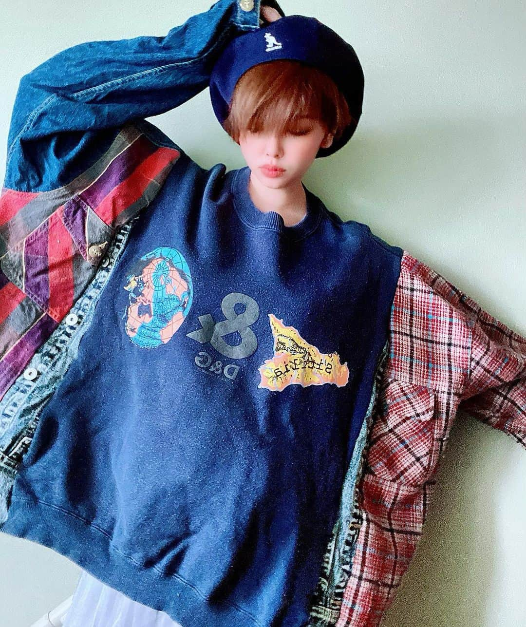 ちゃたさんのインスタグラム写真 - (ちゃたInstagram)「Used clothing fashion ドルガバ古着リメイクコーデ  メルカリラクマにリメイク古着出品中！  これお気に入り！ すごい可愛い！欲しかったハンチングのカンゴールちゃんと合わせました！資格をもってる古着ショップオーナーさんが趣味でつくられた作品で世界に一点ものになってます！！  横幅100ほどのビッグシルエットなのでLサイズくらいの方まで対応可能！ 着画モデルとして158センチレディースMサイズの私が着させていただいてます！  男女兼用ユニセックス  残りリメイク古着作品販売は3点で終了！残りわずかです。 アディダスリメイク プーマリメイク デニム❌ニットリメイク  きになるかたは リメイク古着　古着リメイクでメルカリラクマで検索を！！  可愛い古着リメイク探しははこちらのアカウントまで！！ @rimekuro   #ファッション #古着#古着リメイク#レディースファッション #リメイク古着#oldclothes #Usedclothingfashion#メンズファッション #古着コーデ #古着女子#古着男子#ストリート古着#古着屋 #古着#古着mix #古着ファッション#ドルチェアンドガッバーナ #古着コーデ#古着すきな人と繋がりたい #古着好きと繋がりたい #ブランド古着 #リメイク服 #ユニセックス #個性的ファッション #ブランド#個性派ファッション #裏原宿ファッション #ストリートコーデ #カジュアルコーデ#オーバーサイズ　#ハイブランド #オリジナルデザイン」1月16日 14時35分 - c.h.a.t.a.13