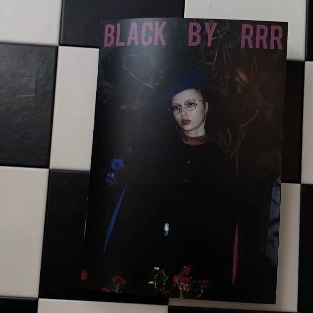 のインスタグラム：「📓♥︎  RRRで初めてブックレット作ったの 嬉しい ☻︎ ご購入してくれた皆さんへプレゼントしています 📓   昨日の店舗発売日、初日からたくさんのご来店ありがとうございました 🐈‍⬛ 求めてもらえる嬉しさと、お客さんが実際に試着して笑顔になってる様子を見て本当に胸がいっぱいになった。。幸せだな 悩んで迷って苦しくなることもたくさんあるけど、この瞬間があるから頑張りたいって思える💪  予約オーダーの方へも、そろそろ全員に届く頃かなと思います！ストーリーズや投稿でのタグ付け・感想も全て見ています。もう、嬉しくって嬉しくって🤦🏻‍♀️いつもありがとう！♡」