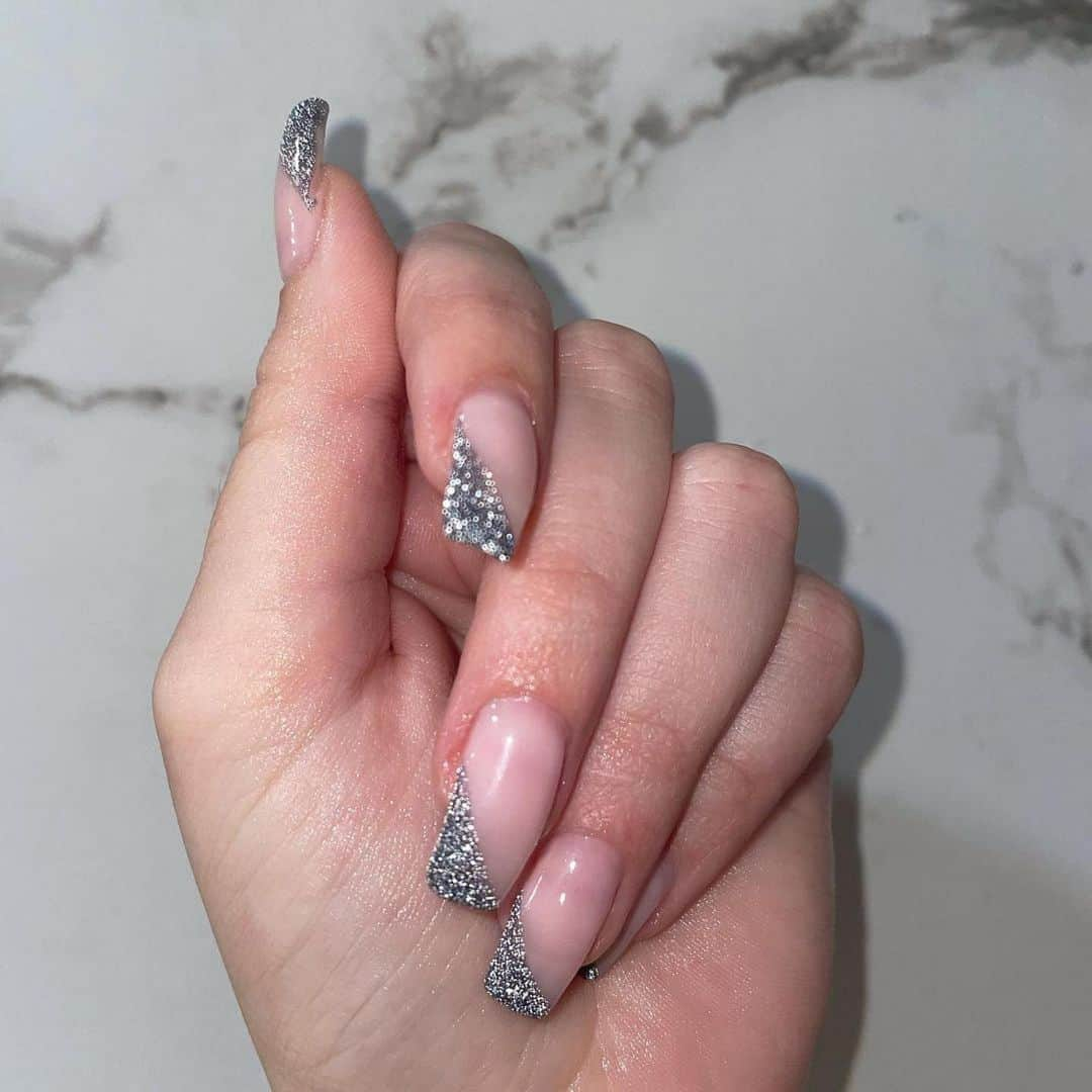 Icegel Nailさんのインスタグラム写真 - (Icegel NailInstagram)「미쿡에서!! 또 난리났어요! 심플하지만 반전 반사빛깔! #아이스젤 #온오프젤  #Repost @taytaygoods ・・・ Did I literally yell for Christian to come take a picture of my nails while I was in the shower because it matched my aesthetic? Absolutely I did.  #nailinspo #shinynails #newyearnails #icey #icegel  Repost @taytaygoods ・・・ Did I literally yell for Christian to come take a picture of my nails while I was in the shower because it matched my aesthetic? Absolutely I did.  #nailinspo #shinynails #newyearnails #icey #icegel」1月16日 14時37分 - icegelnail