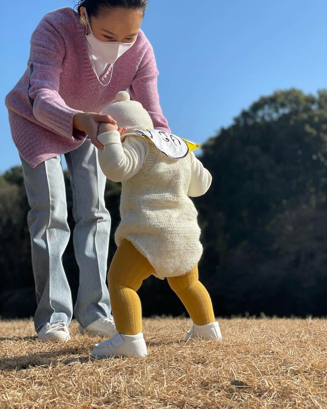 白石みきさんのインスタグラム写真 - (白石みきInstagram)「よいしょっよいしょっ👟 お祝いでいただいたファーストステップシューズ。 最近立っちが大好きだから、今日履いてみました♡ もうすぐ1歳。早いなぁ😭  #生後11ヶ月 #もうすぐ1歳 #ファーストステップシューズ #快晴#mikiswordrobe」1月16日 14時38分 - miki_shiraishi1115