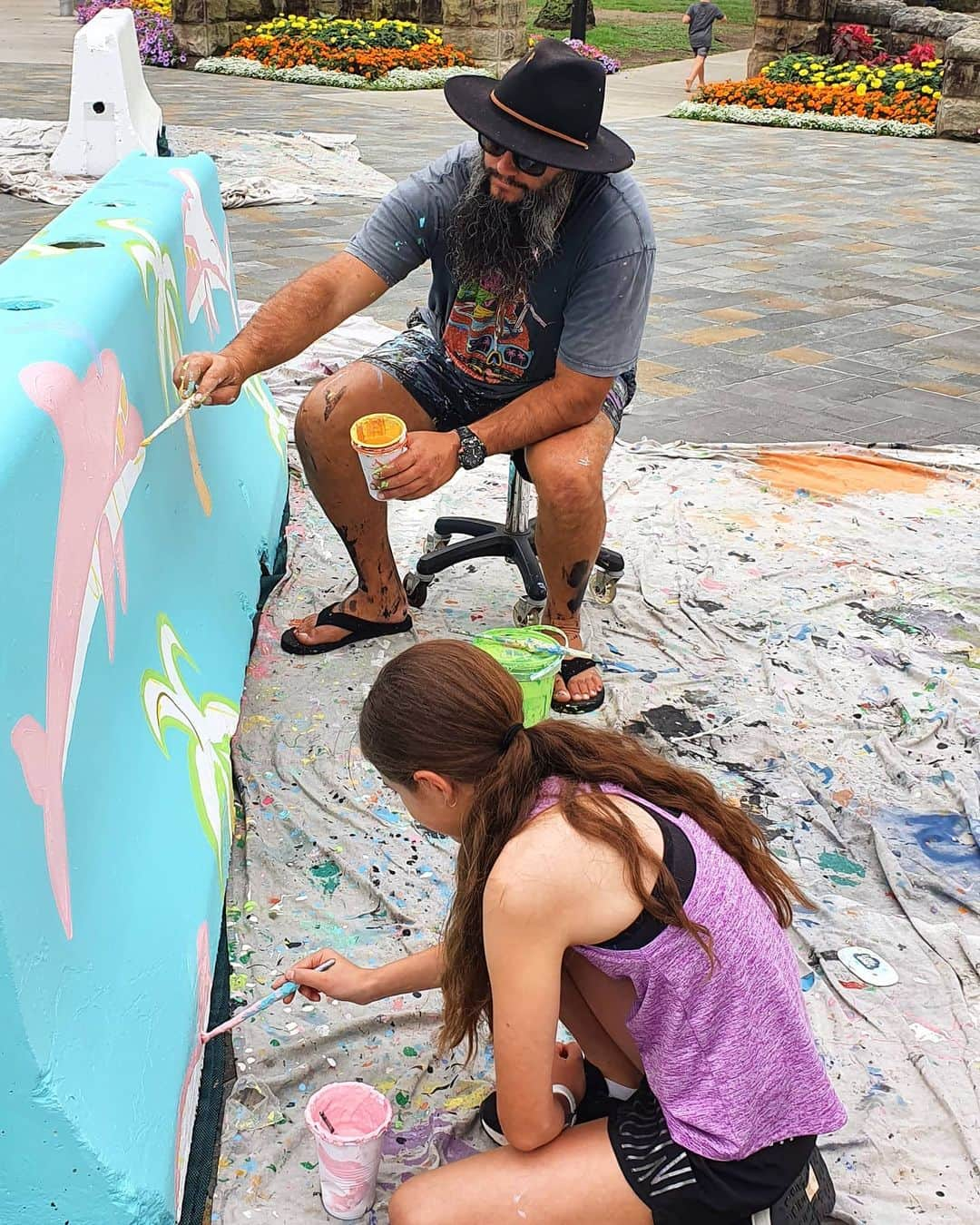 MULGAさんのインスタグラム写真 - (MULGAInstagram)「Had a chat with Clinton at radio station @2GB873 📻 about my finance to art career change the other night, the link's in my profile. ⁣ ⁣ This photo is from when I was painting with daughter Pearl down at Cronulla before Christmas, something that I couldn't do working in my old finance job, that's for sure.  ⁣ #mulgatheartist #muralart #2GB873 #cronullaart #streetart #australianart」1月16日 14時48分 - mulgatheartist