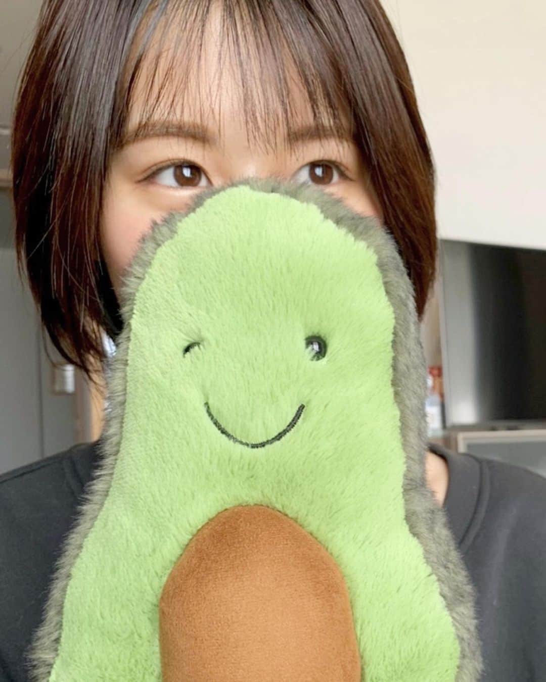 竹内愛紗のインスタグラム：「🥑  お久しぶりカドちゃん🥑💚 私のお気に入りぬいぐるみアボカドの『カドちゃん』です✨  #カドちゃん#アボカド#ぬいぐるみ#🥑」