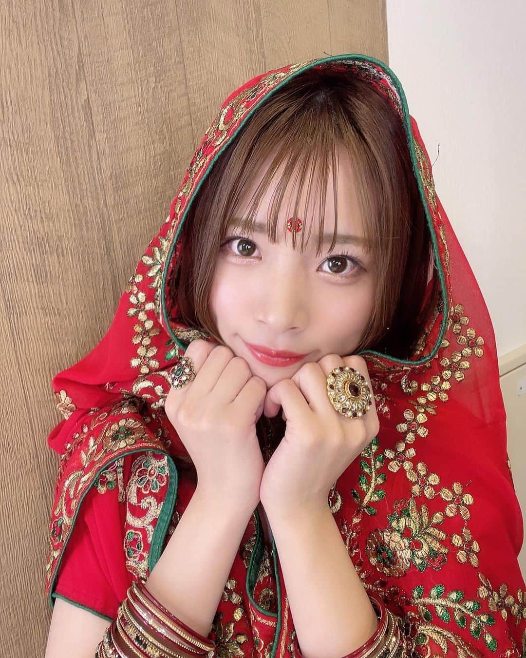 高橋みのりのインスタグラム：「ラスアイよろしく！で放送されました！  ラスアイ！インドを知る！🇮🇳🐘  ボリウッドダンスの企画が発表される前から  インド映画が大好きで頻繁に観ていて  インドに行きたいと思って旅行を調べたりしていた事もありました！🐘  なので企画が発表された時はゲキゲキ嬉しかったし  ロケや収録に参加させて頂けて心の底から幸せです🇮🇳！！！  こんな素敵な衣装も！！！！  赤色のサリー❤️！！！！  着れたことがとっても嬉しくてこのままお家に帰りたかったです🏠💭  また着たいなあ〜…！！  いっぱい写真撮ったのでまた載せます😊❤️  ただいまボリウッドダンスの投票企画が行われております！ ↓投票URL  https://www.tv-asahi.co.jp/apps/apply/post.php?fid=9175  ⚠️本日1/16まで！！！  ぜひ！高橋みのりに投票してくださったら嬉しいです！！  応援よろしくお願い致します！！  #ラストアイドル #高橋みのり #インド #サリー #赤 #アイドル #衣装」