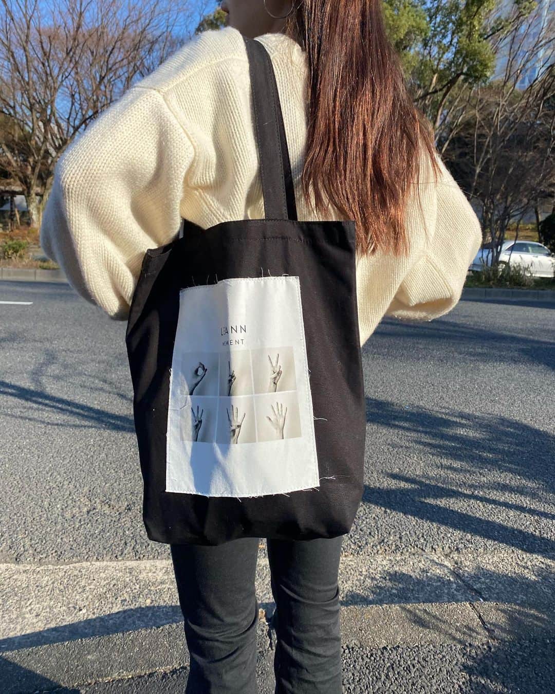 青山舞莉さんのインスタグラム写真 - (青山舞莉Instagram)「@leannofficial having a moment to take it all in with my new tote bag 🤍 #leann #leannmoment」1月16日 14時54分 - milez728